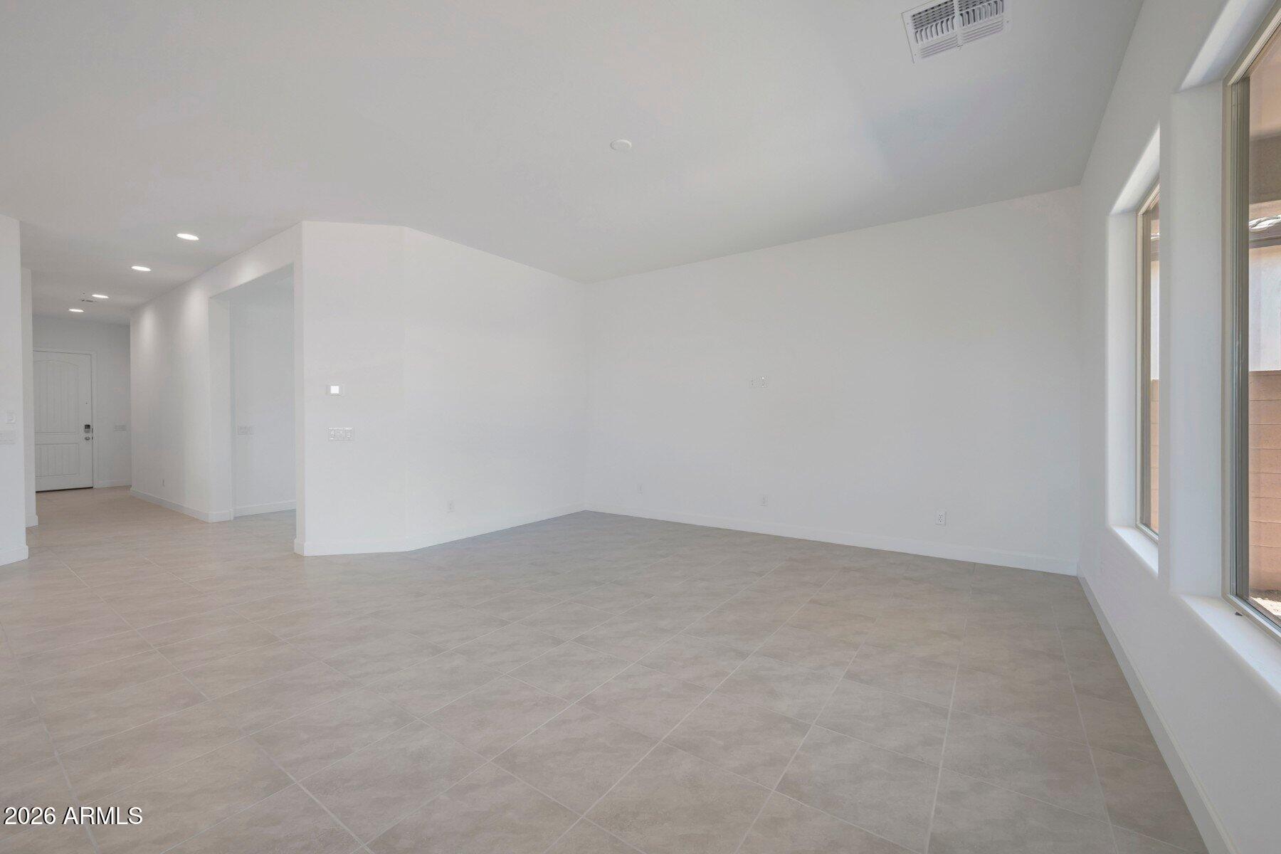 2921 E MISSION Lane