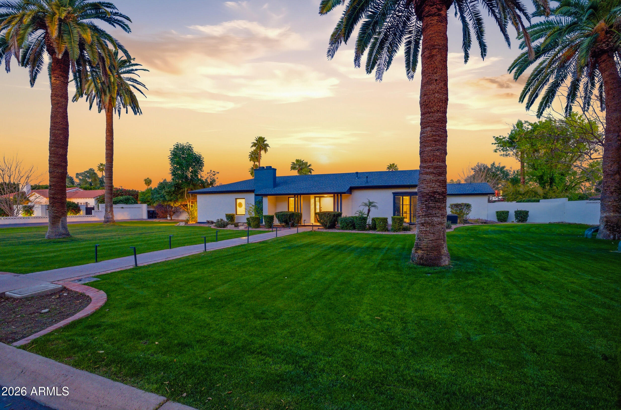 2939 N MANOR Drive W