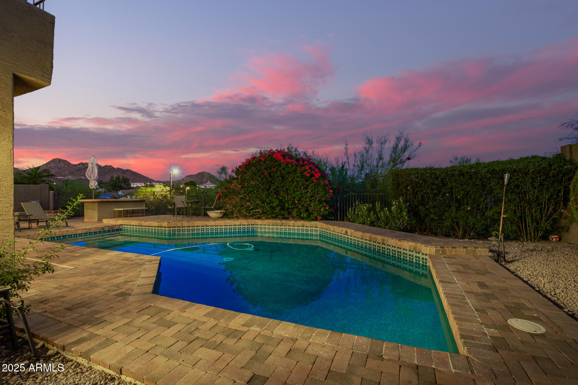 1935 E SEMINOLE Drive