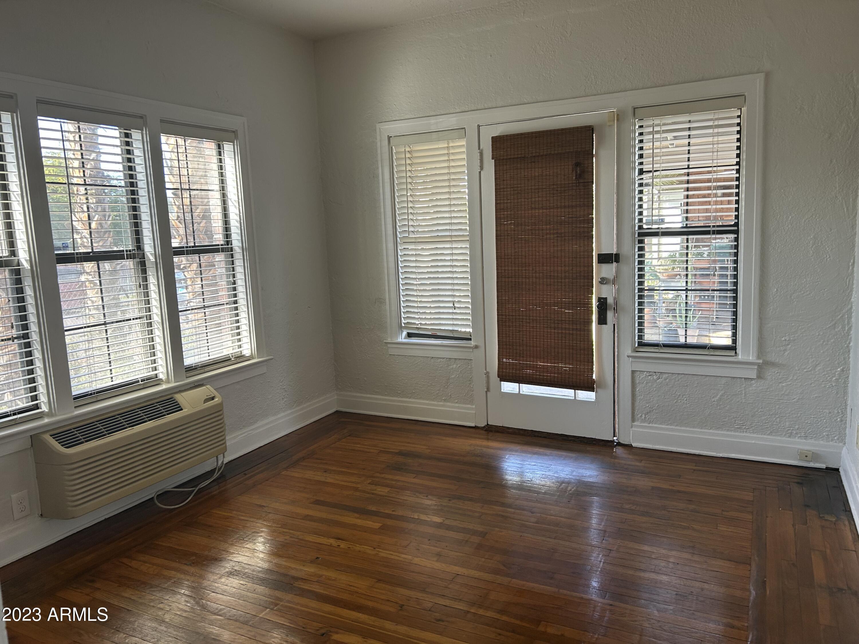 902 E PALM Lane Apt 4