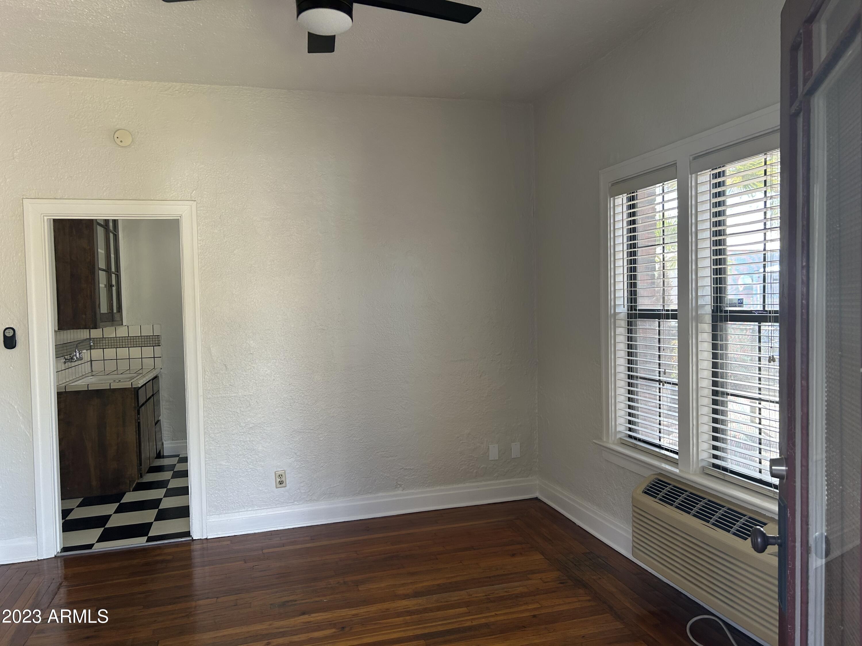 902 E PALM Lane Apt 4