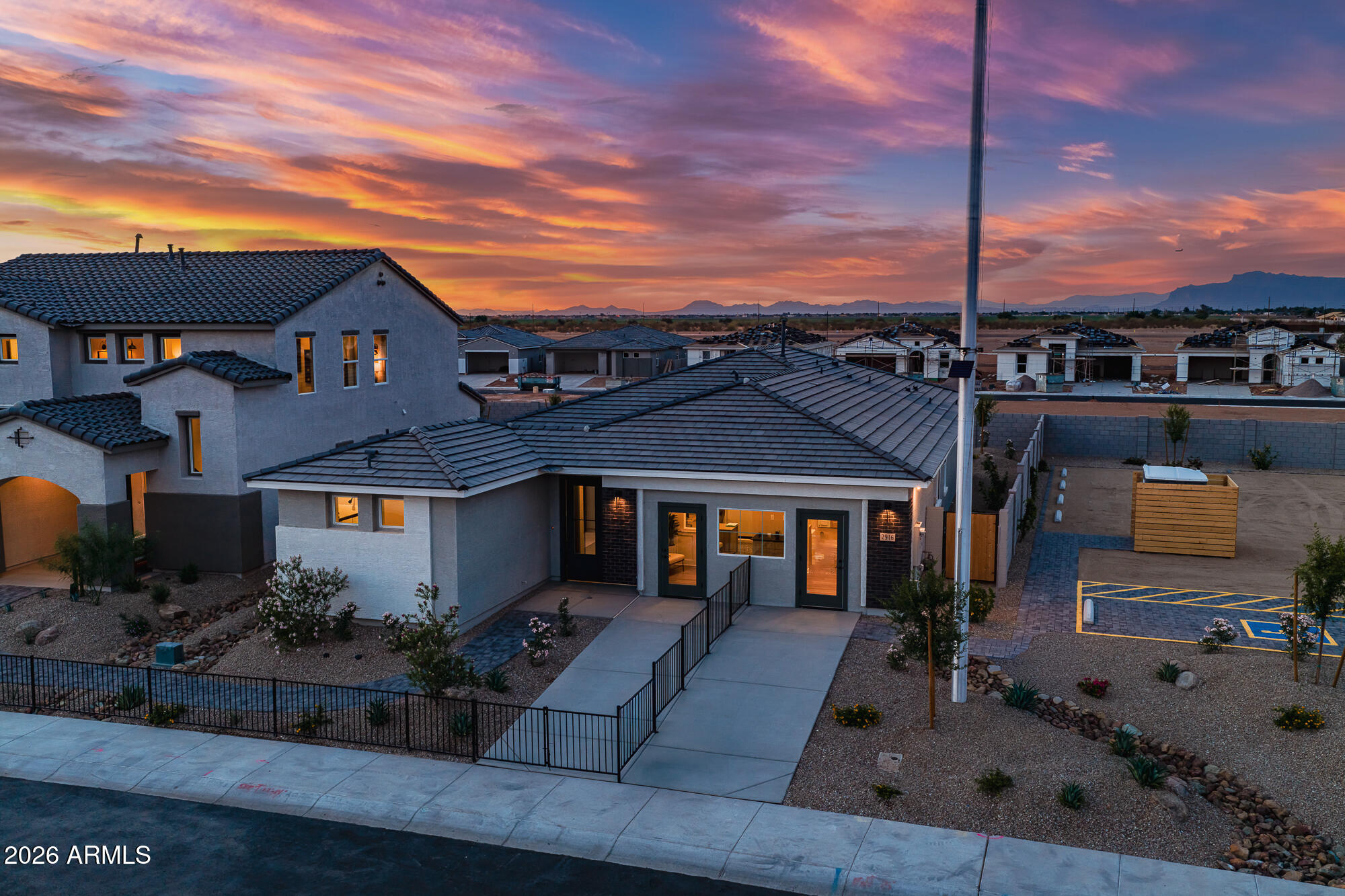 2916 E VILLA Avenue