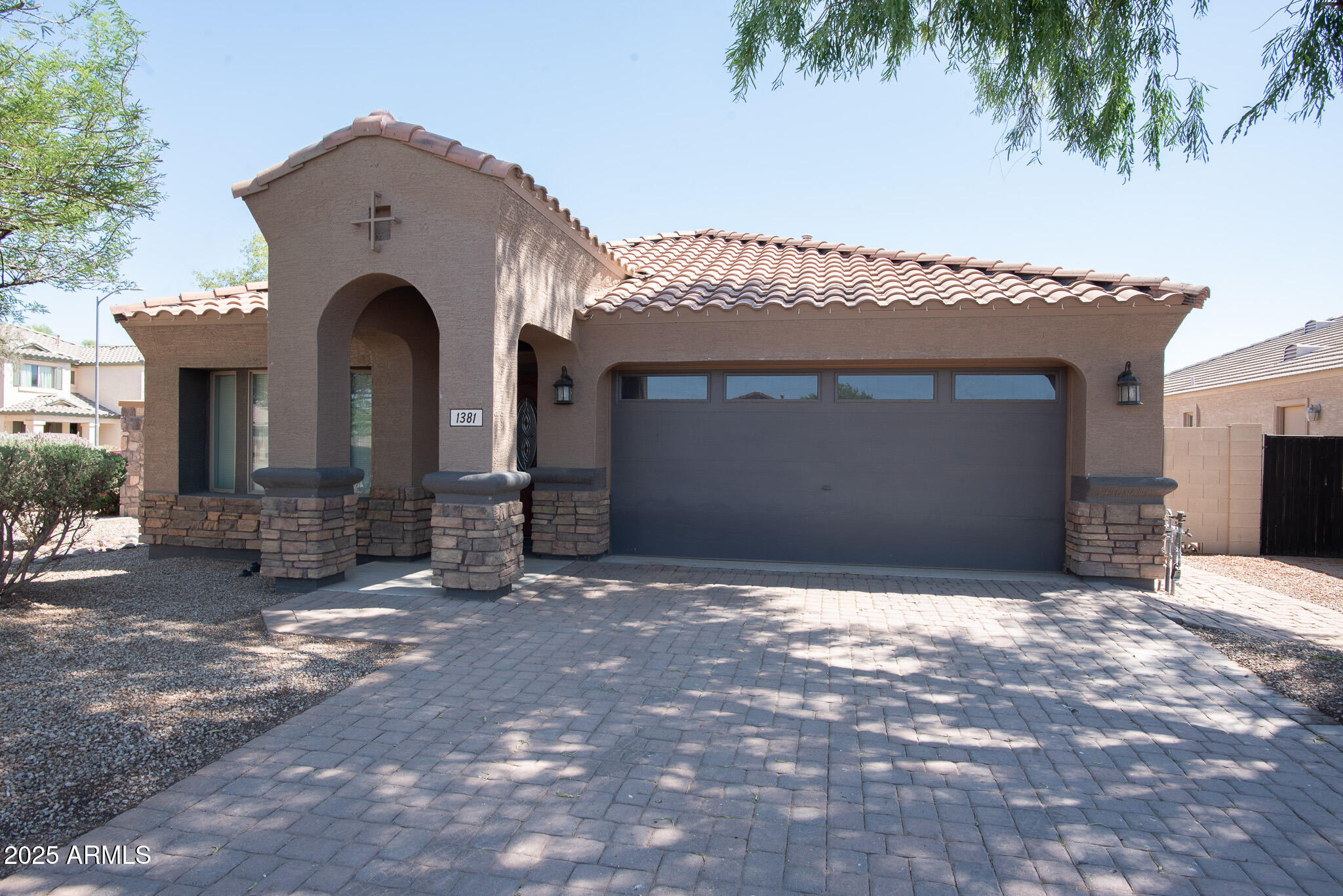 1381 E PRICKLY PEAR Drive