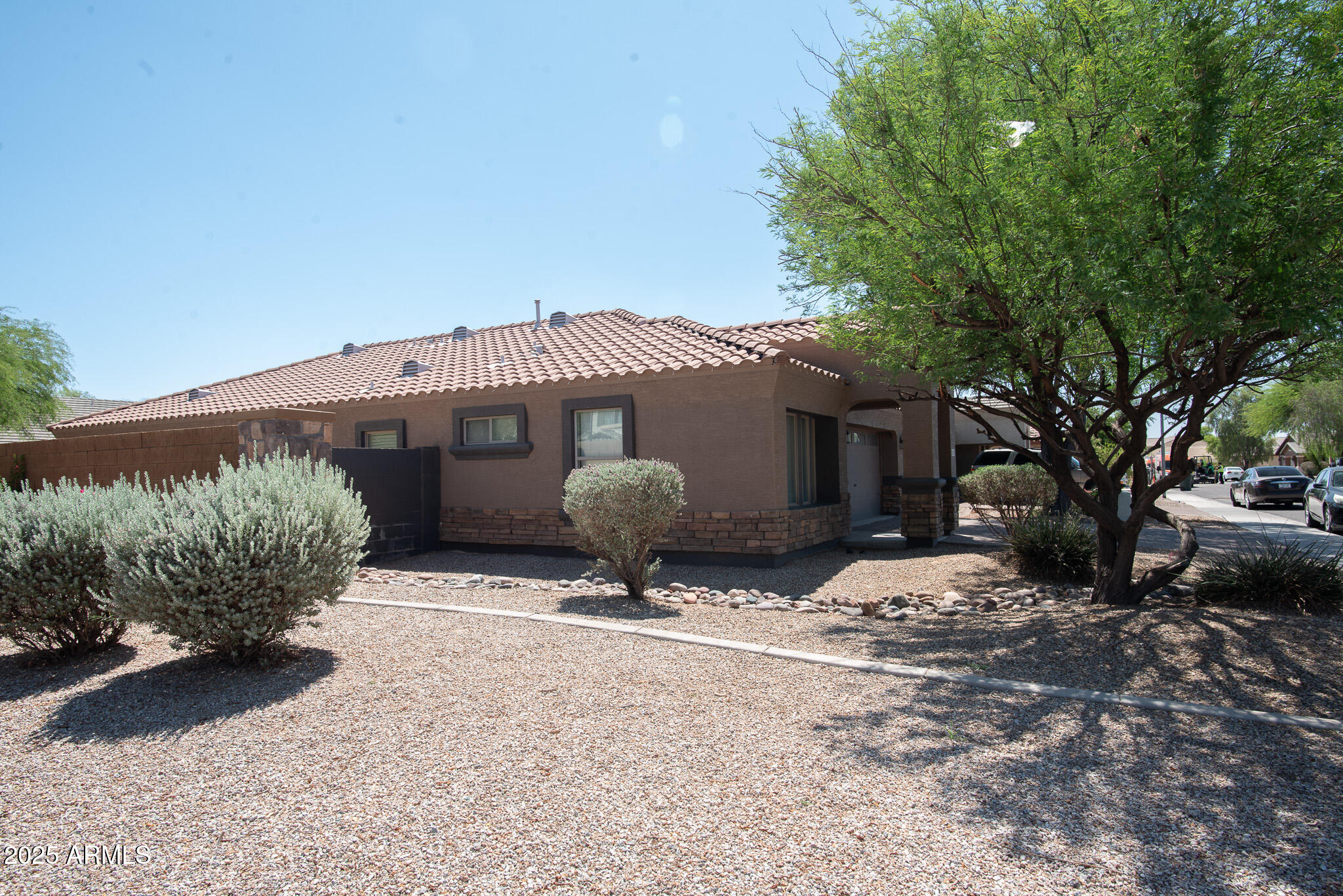 1381 E PRICKLY PEAR Drive