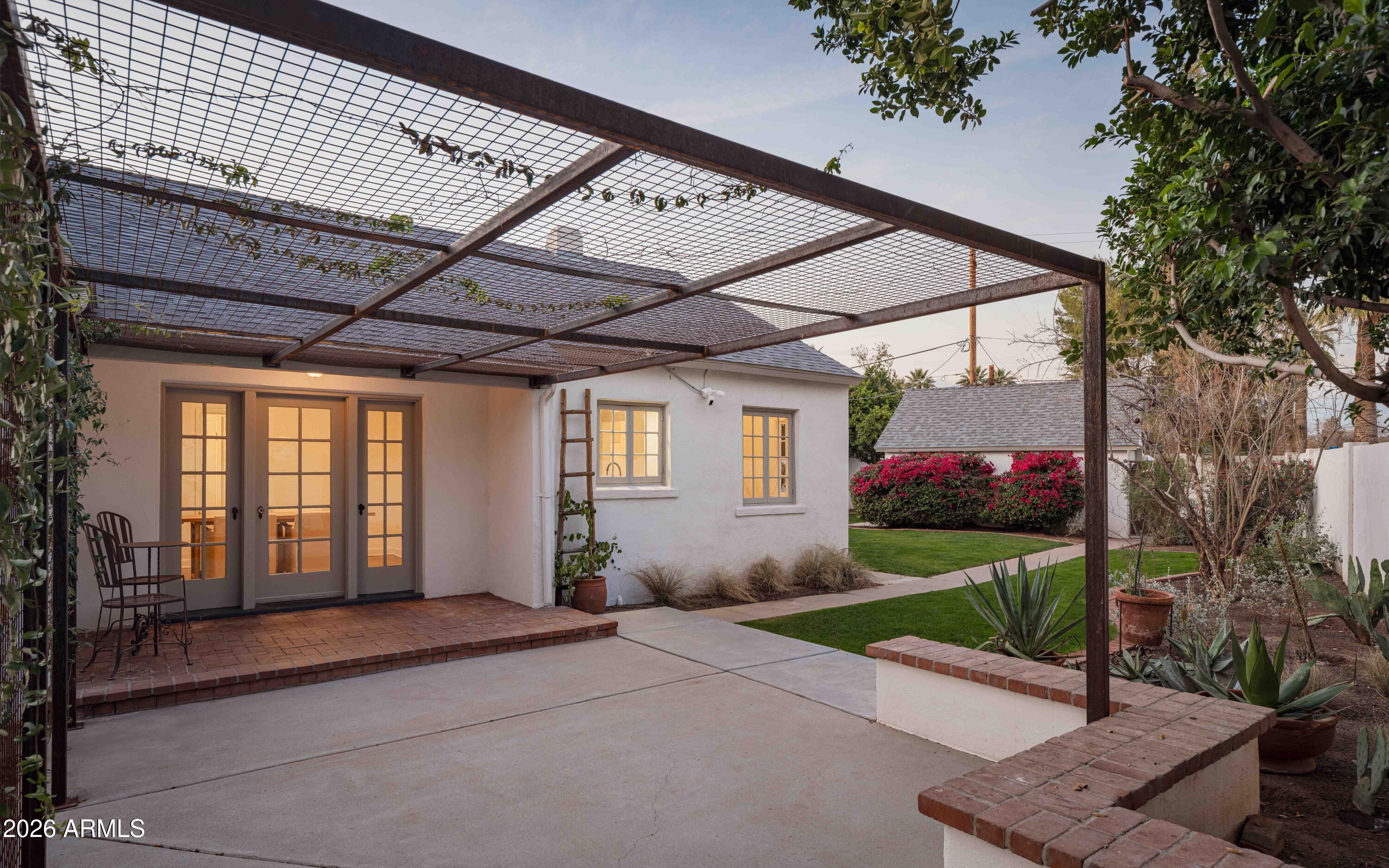 302 W CYPRESS Street