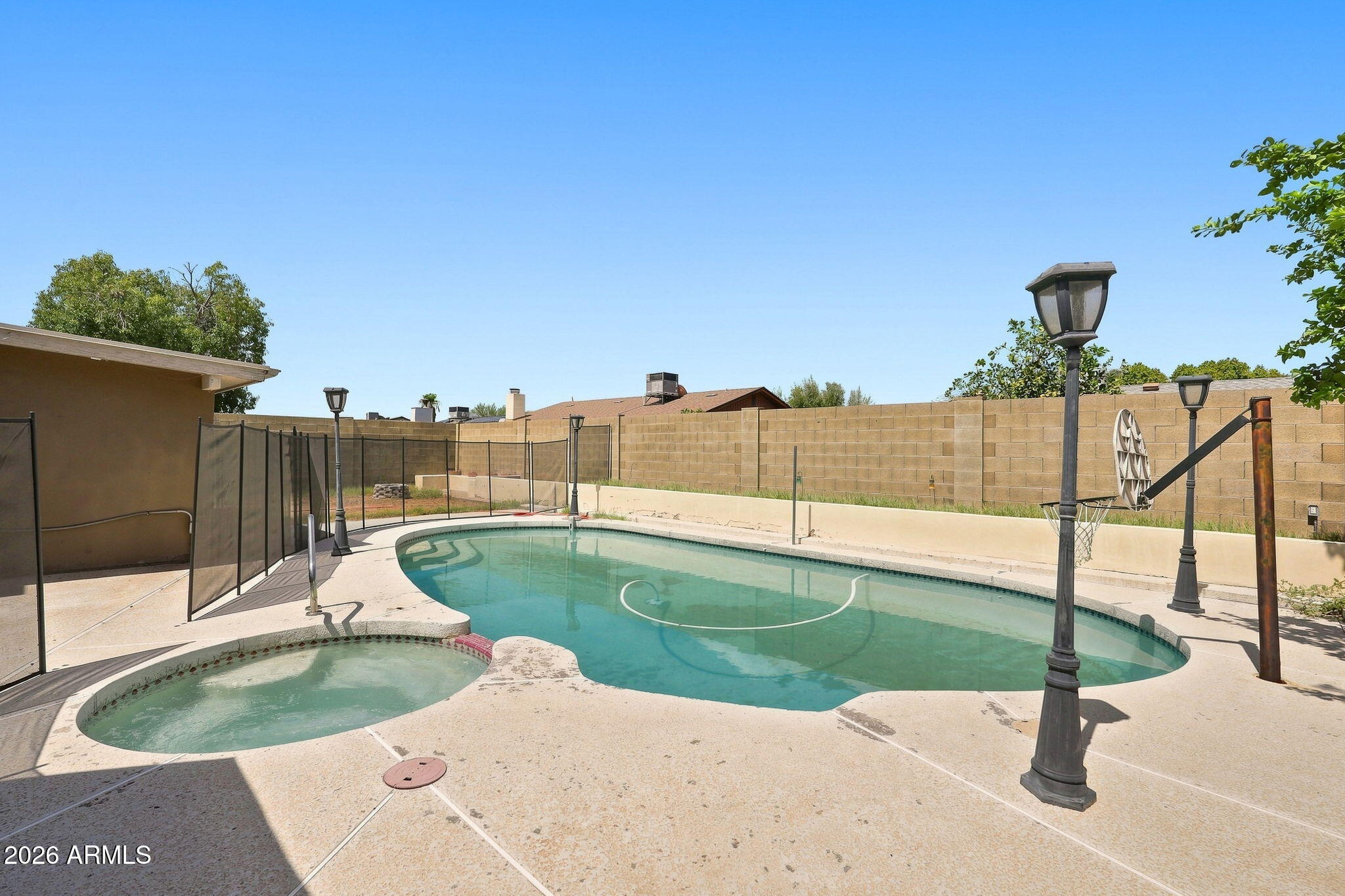 332 W KERRY Lane
