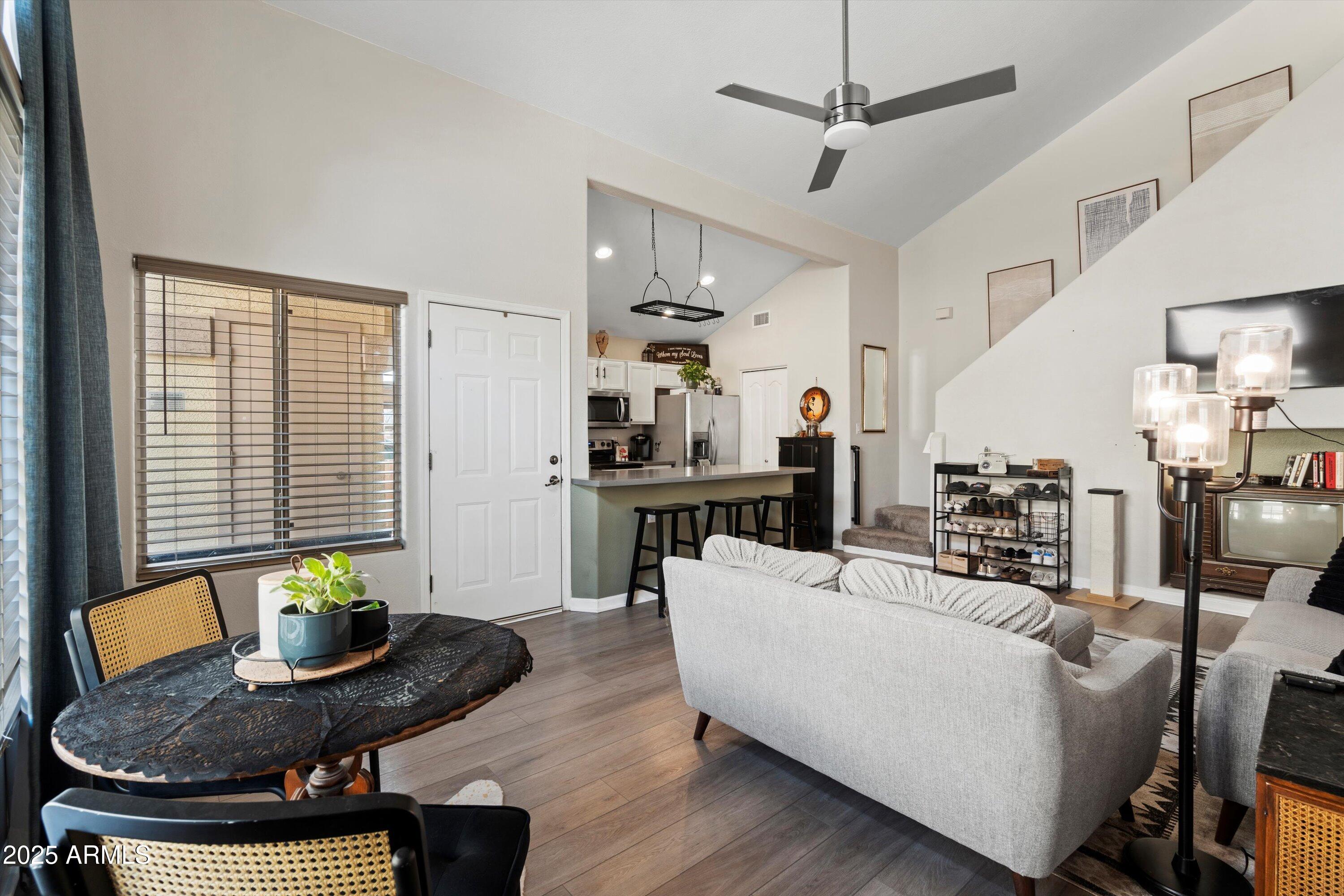 2201 N COMANCHE Drive 1075