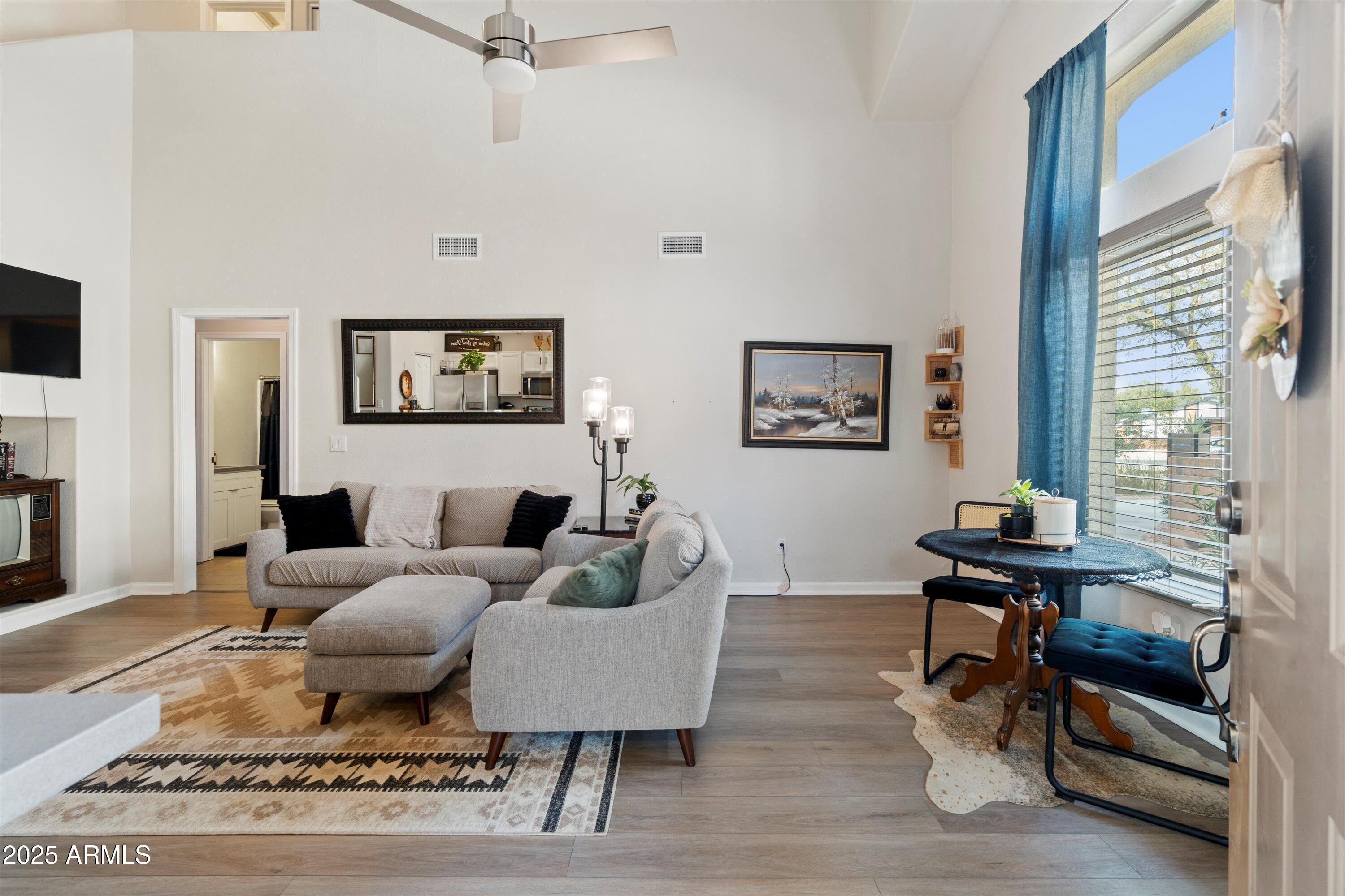 2201 N COMANCHE Drive 1075