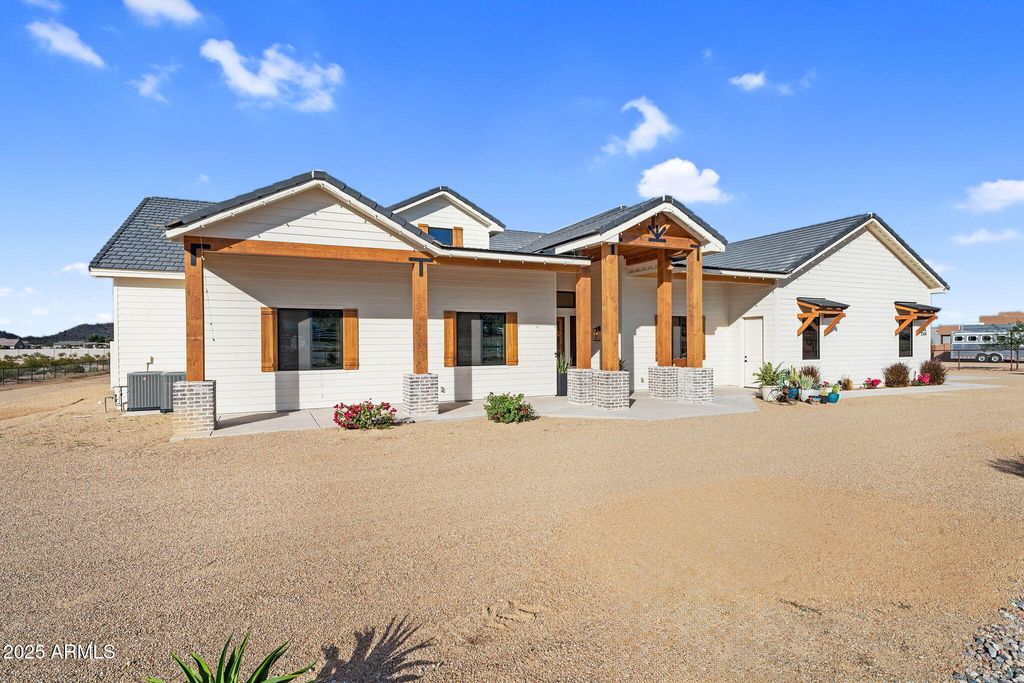 Photo of 2304 W Silverdale Road, Queen Creek, AZ 85144 (MLS # 6950091)