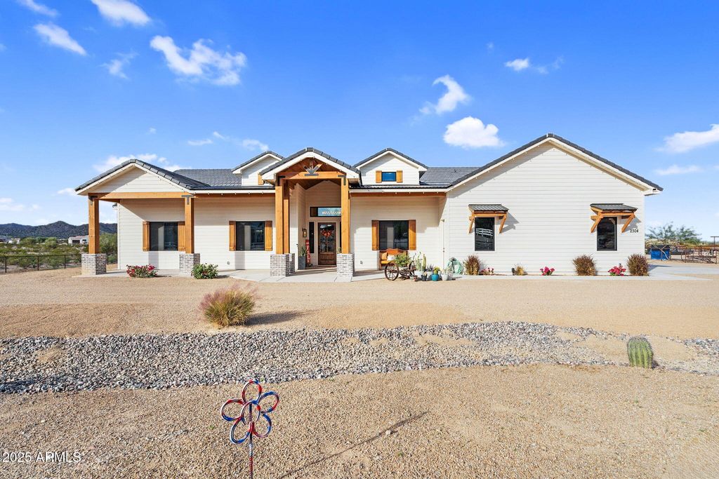 Photo of 2304 W Silverdale Road, Queen Creek, AZ 85144 (MLS # 6950091)