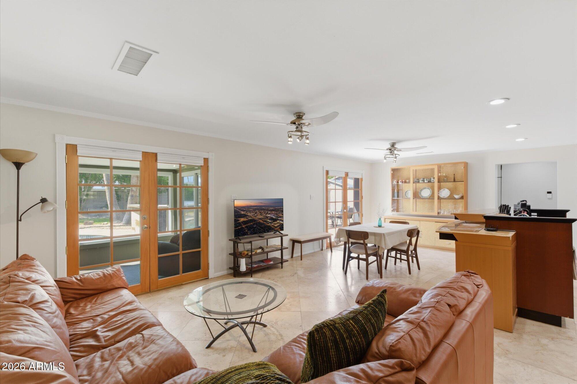 4613 E VERNON Avenue