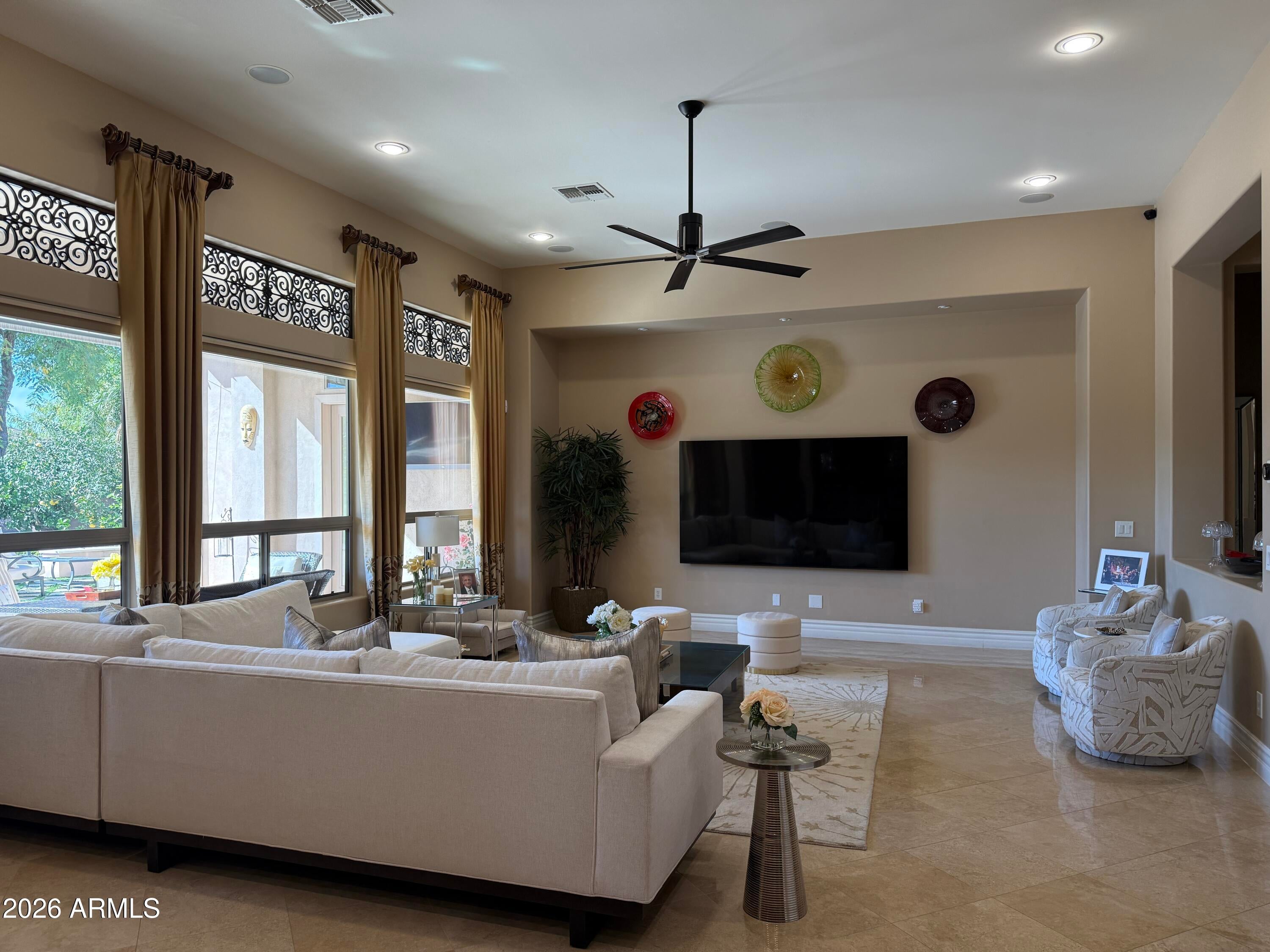305 W GRAND CANYON Drive