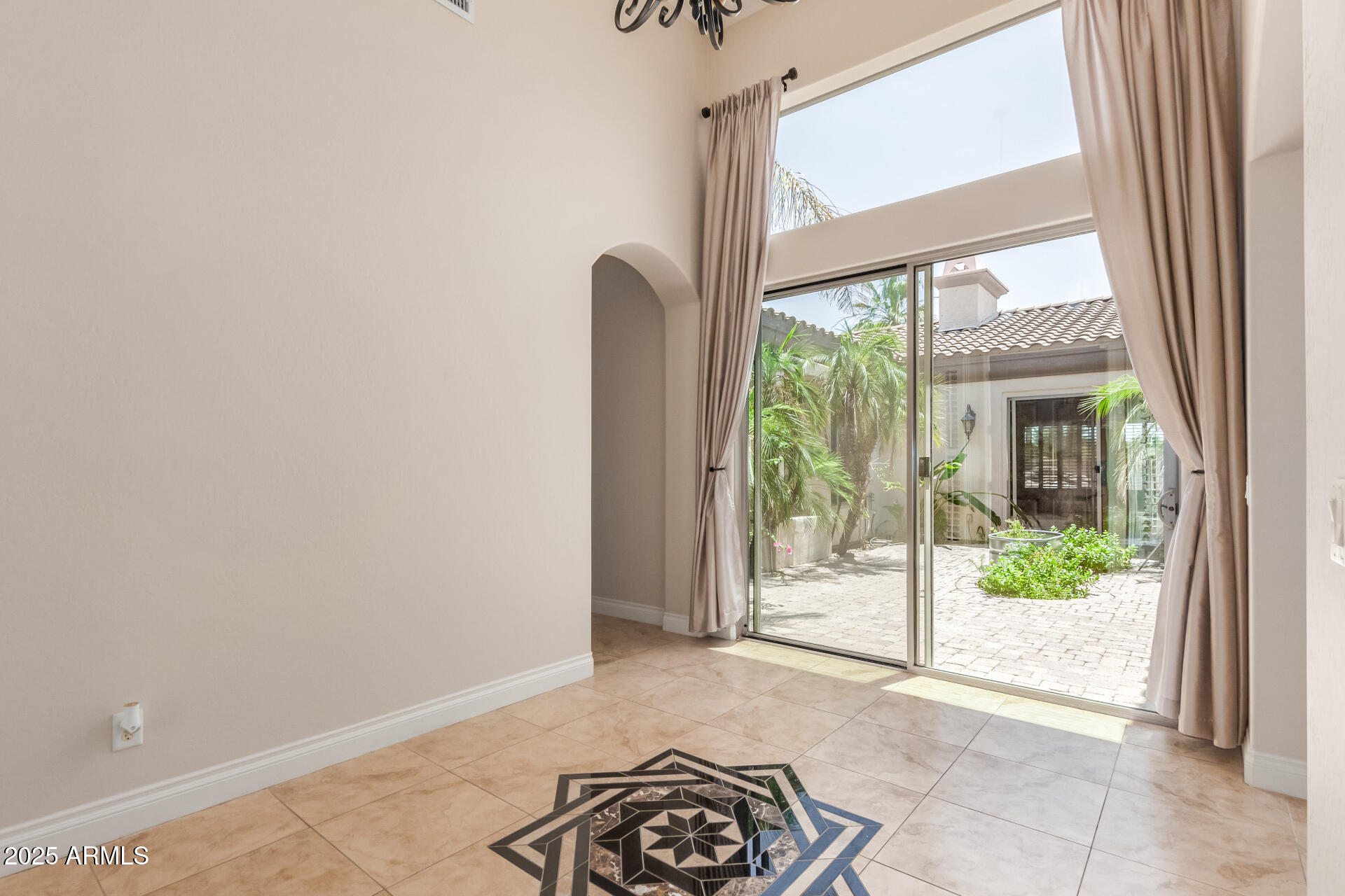 915 W ORCHARD Lane