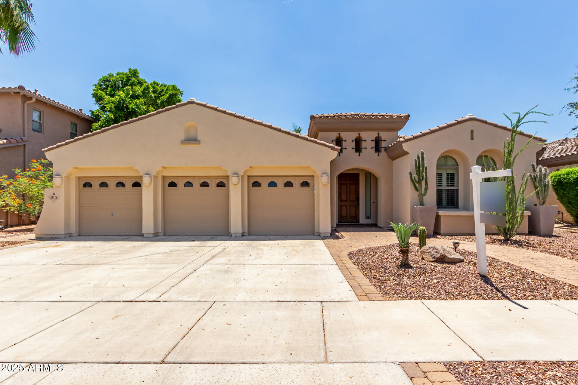 915 W ORCHARD Lane