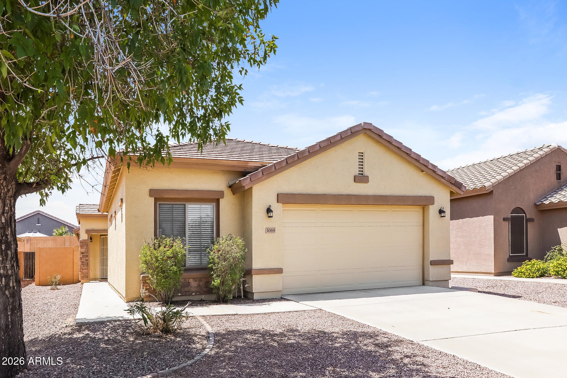 1069 W DESERT HILLS Drive