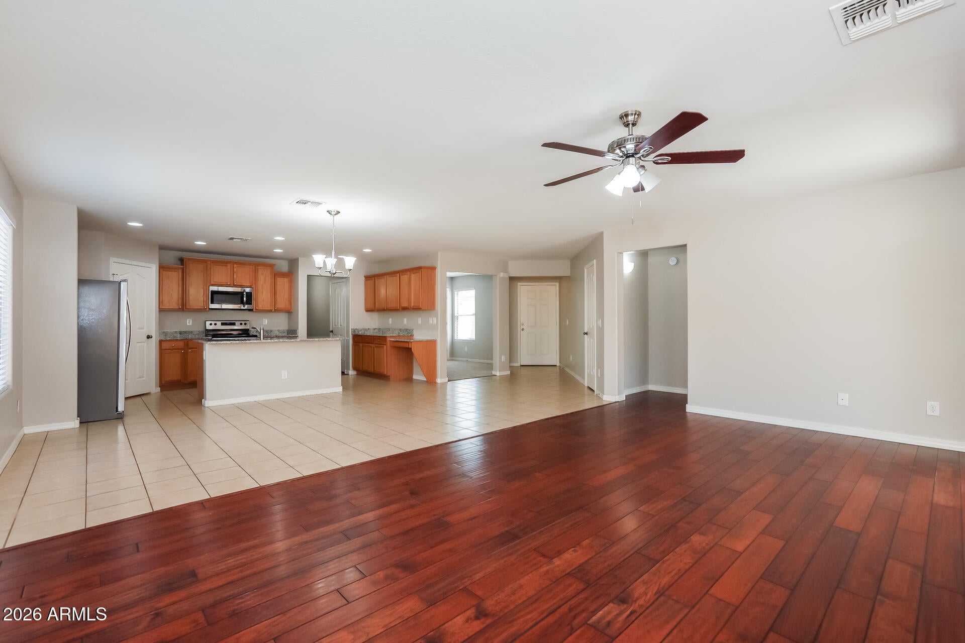 1069 W DESERT HILLS Drive