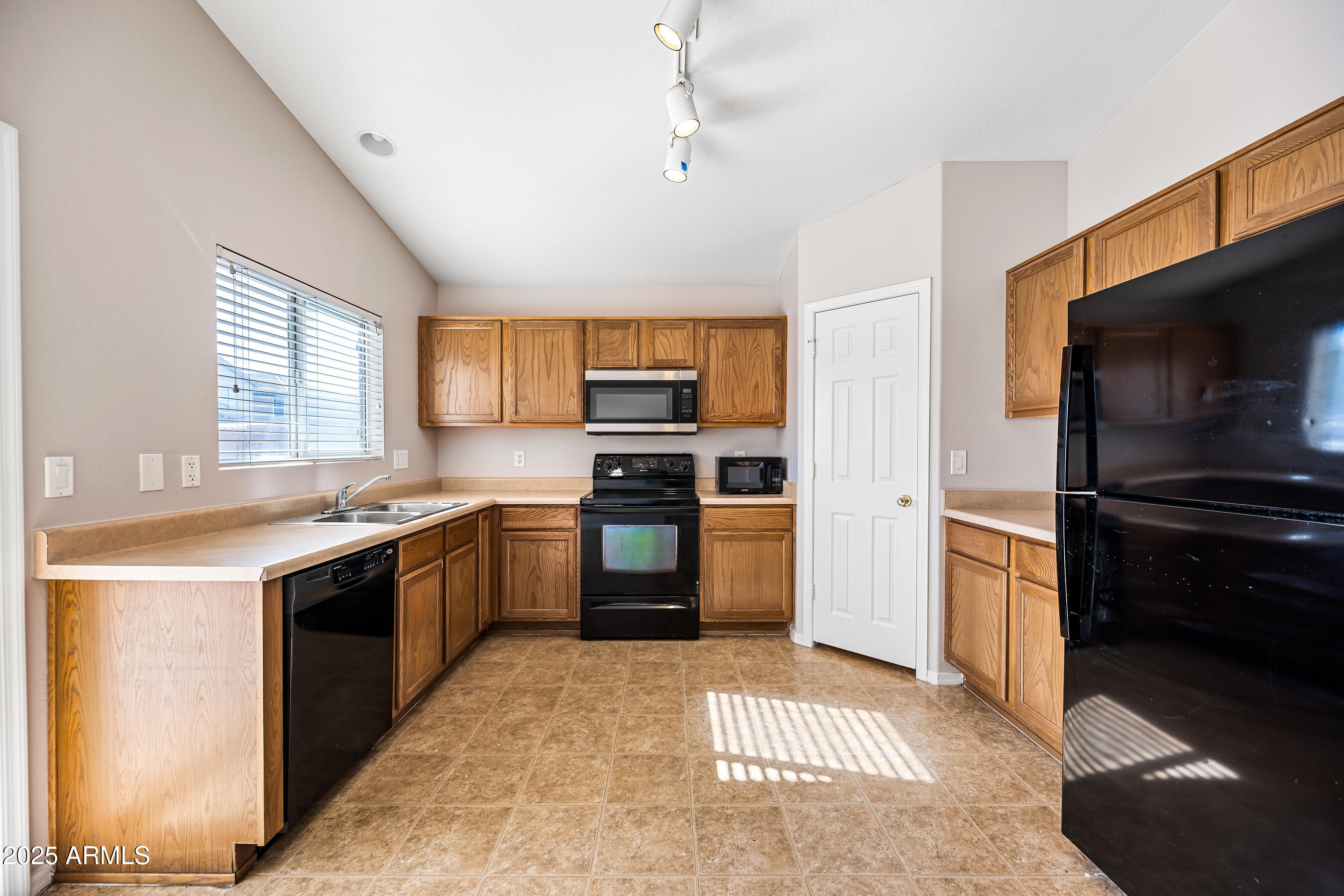 1635 W ROOSEVELT Avenue