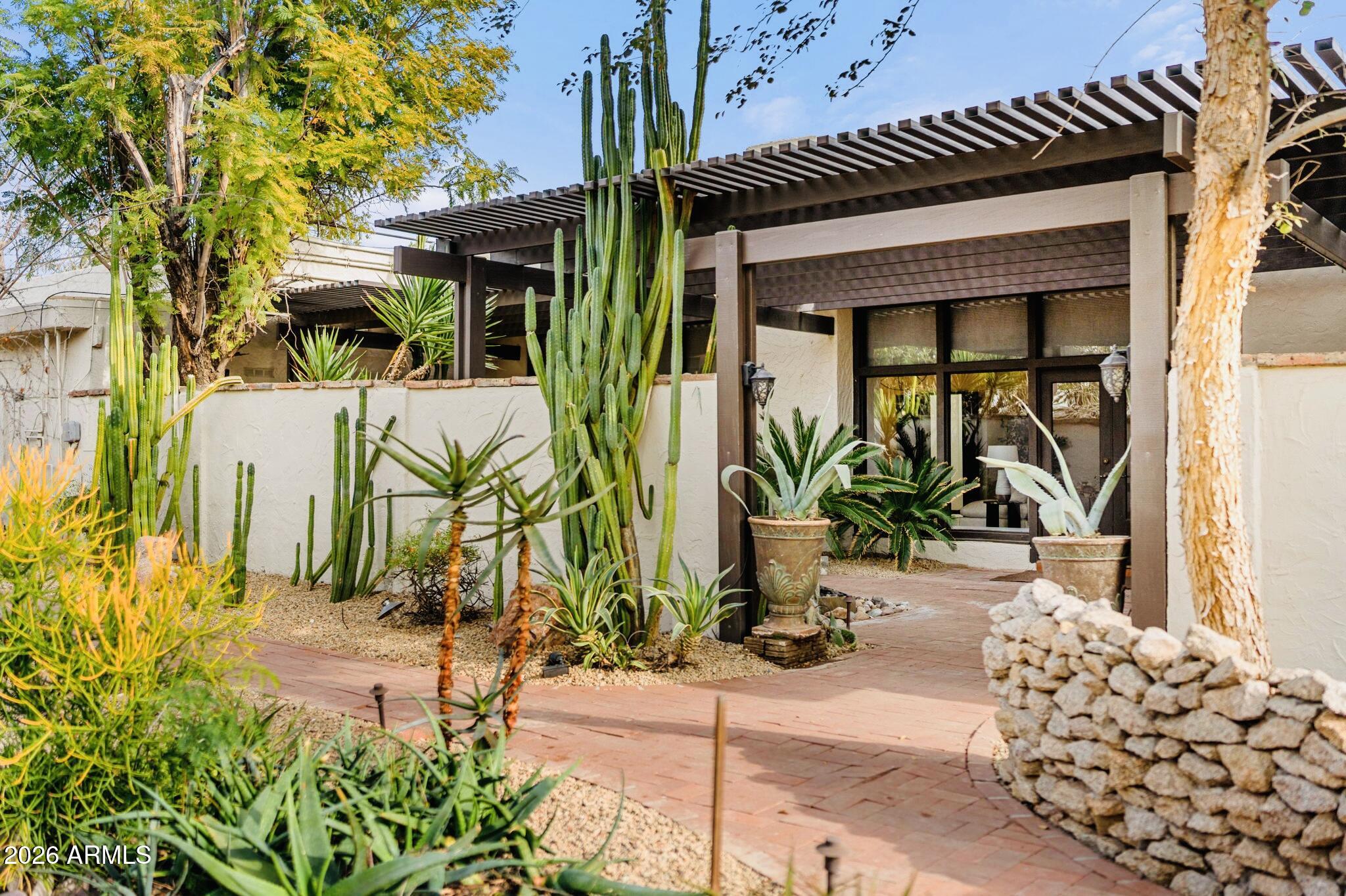 1522 E NORTHERN Avenue