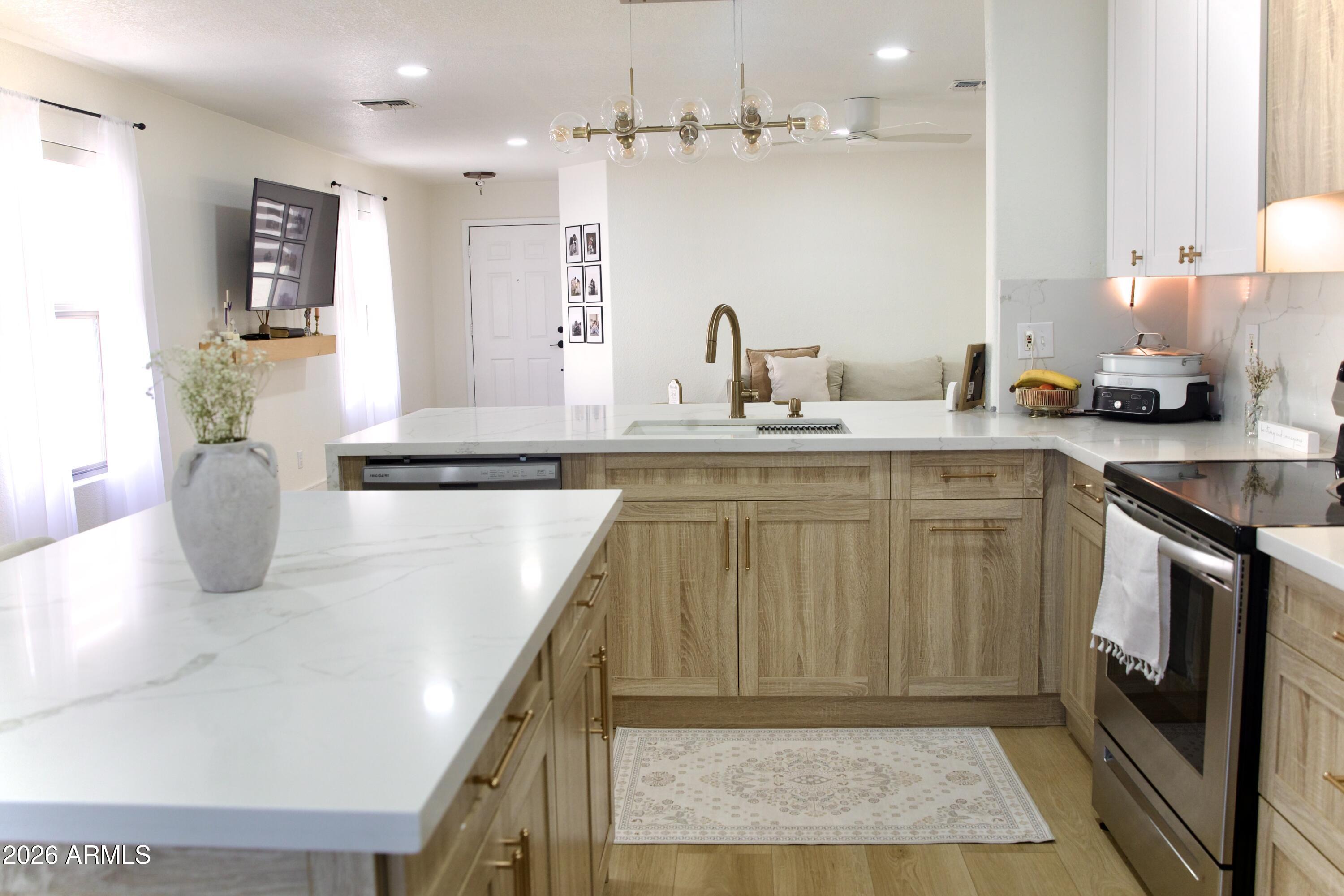 3114 W MARK Lane