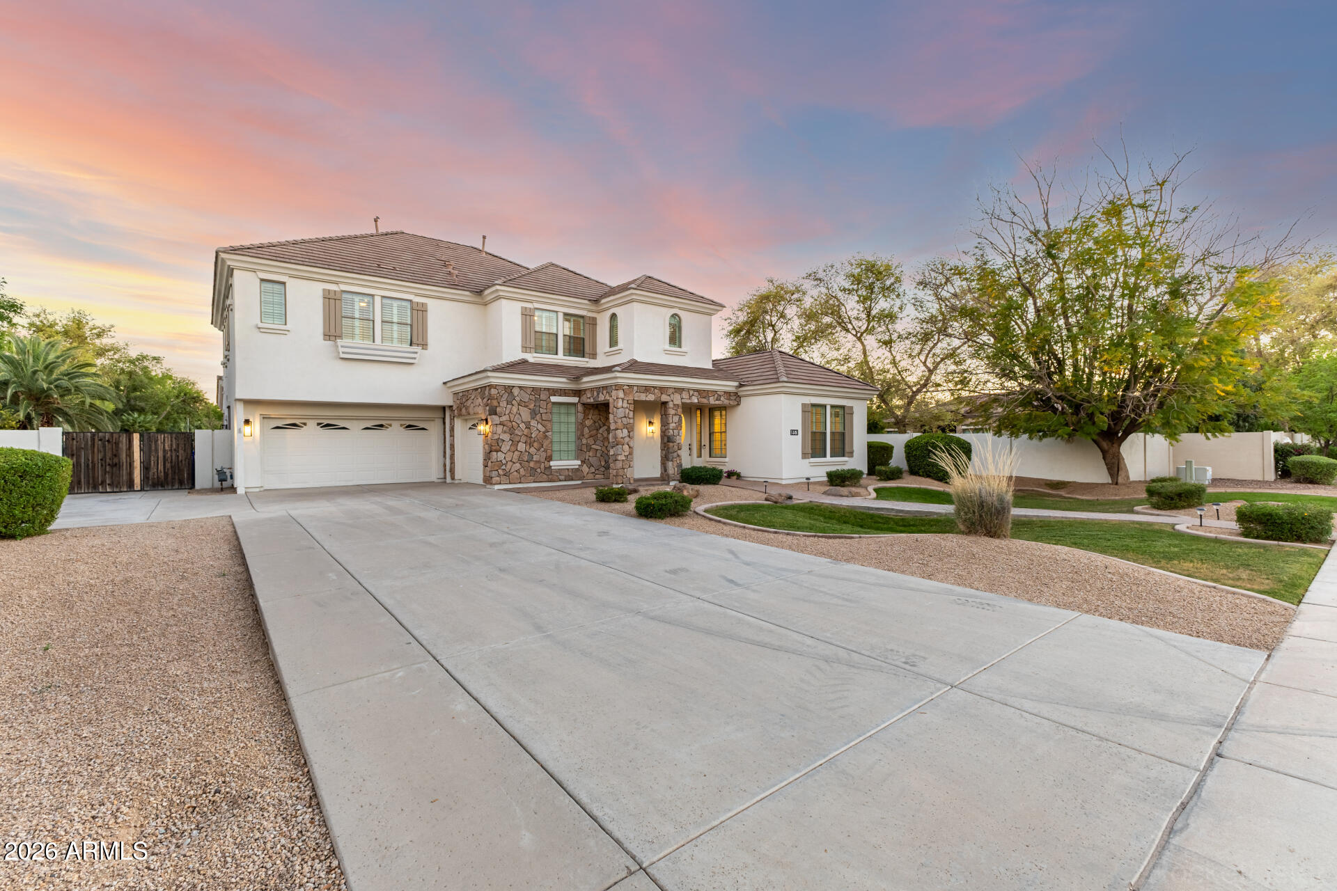 851 E DESERT INN Drive