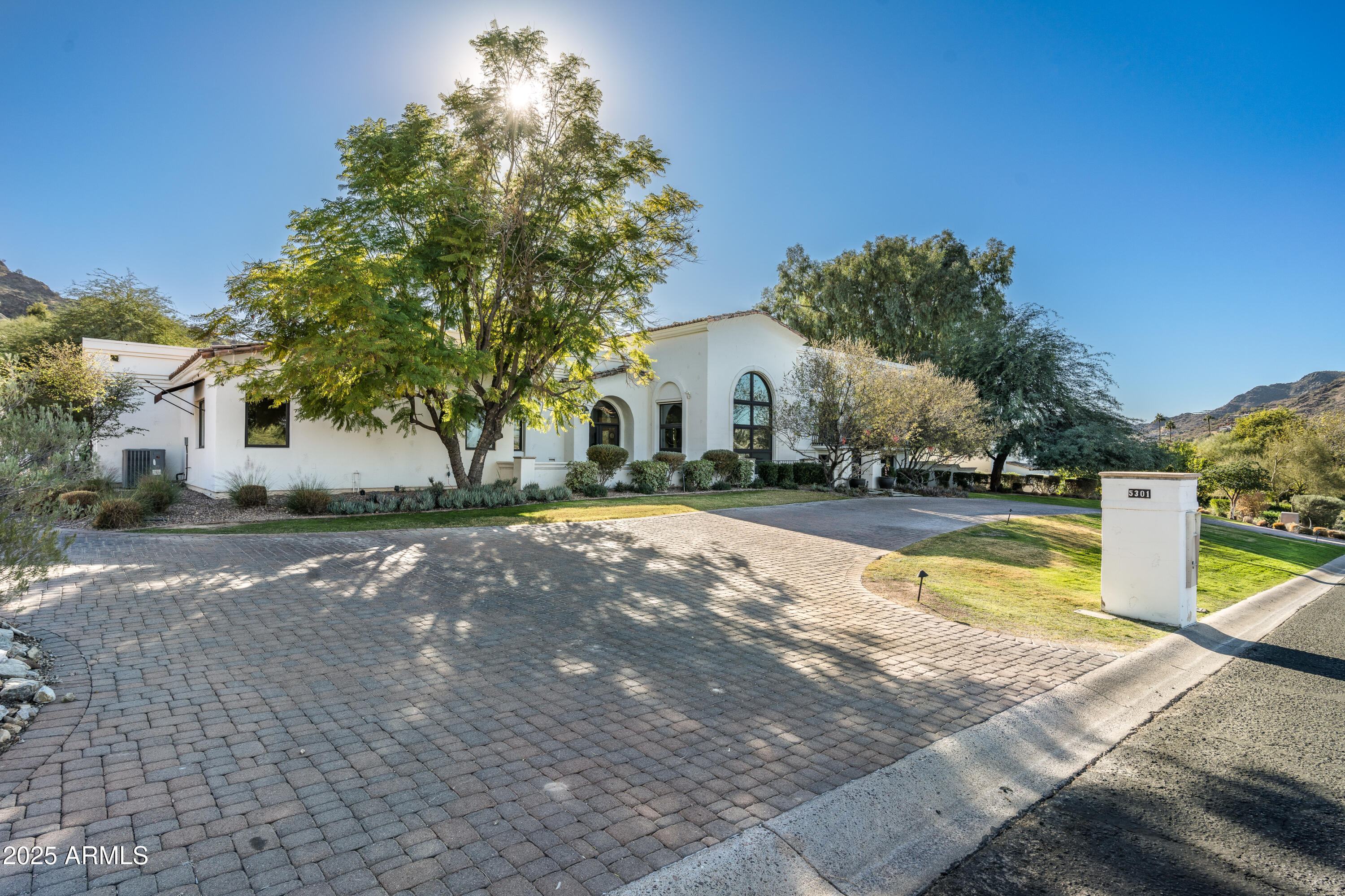 5301 E ROADRUNNER Road