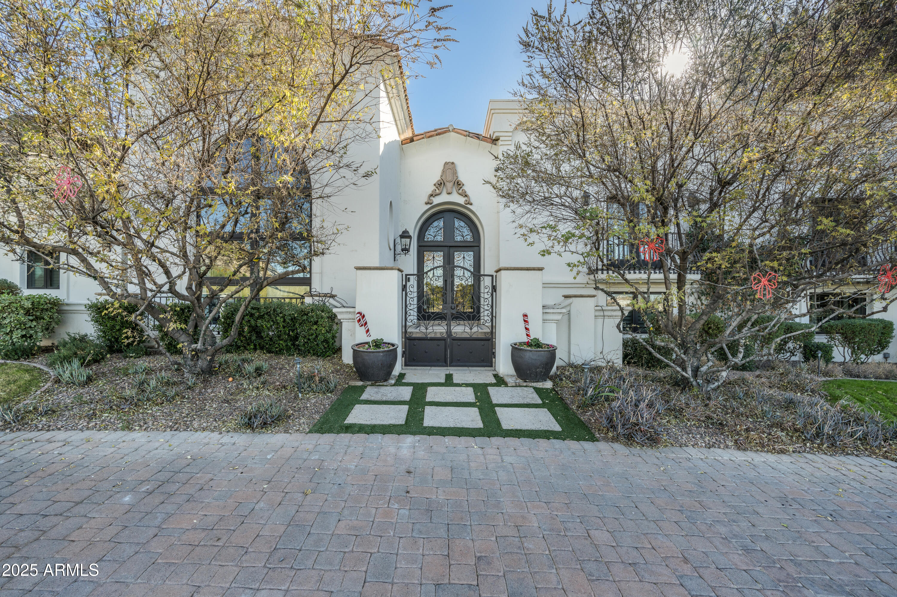 5301 E ROADRUNNER Road