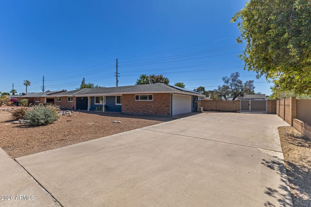 Photo of 1625 E Greenway Street, Mesa, AZ 85203 (MLS # 7000735)