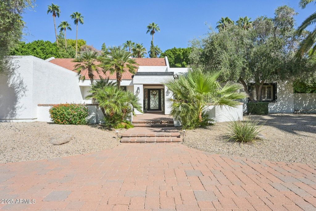 Photo of 540 E Cercado Lane, Litchfield Park, AZ 85340 (MLS # 6930898)