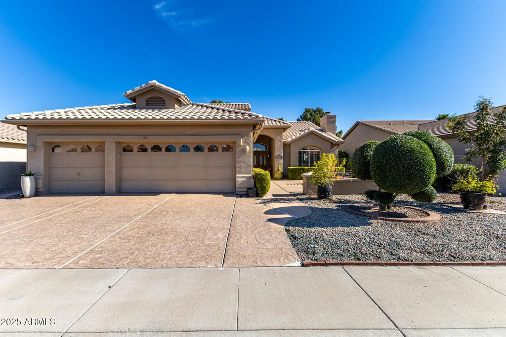 Photo of 5733 S Amberwood Drive, Chandler, AZ 85248 (MLS # 6954781)
