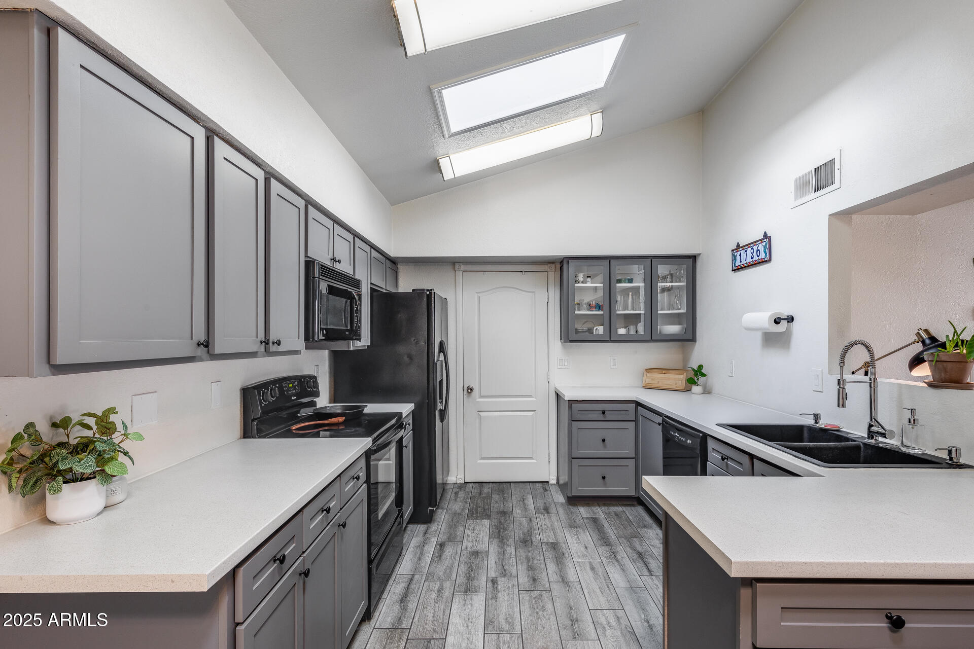 1726 E JUANITA Avenue