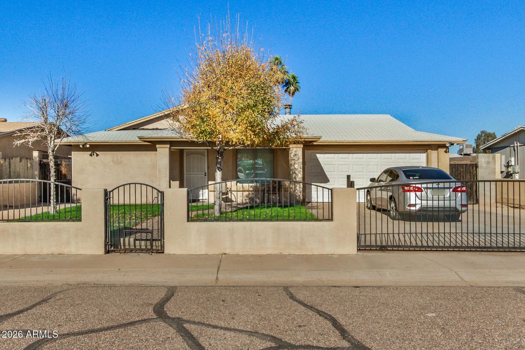 Photo of 6806 W Lewis Avenue, Phoenix, AZ 85035 (MLS # 6973466)