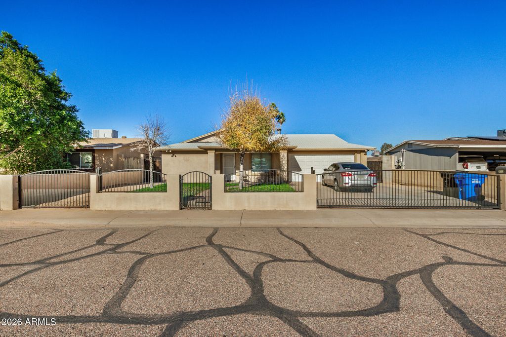 Photo of 6806 W Lewis Avenue, Phoenix, AZ 85035 (MLS # 6973466)