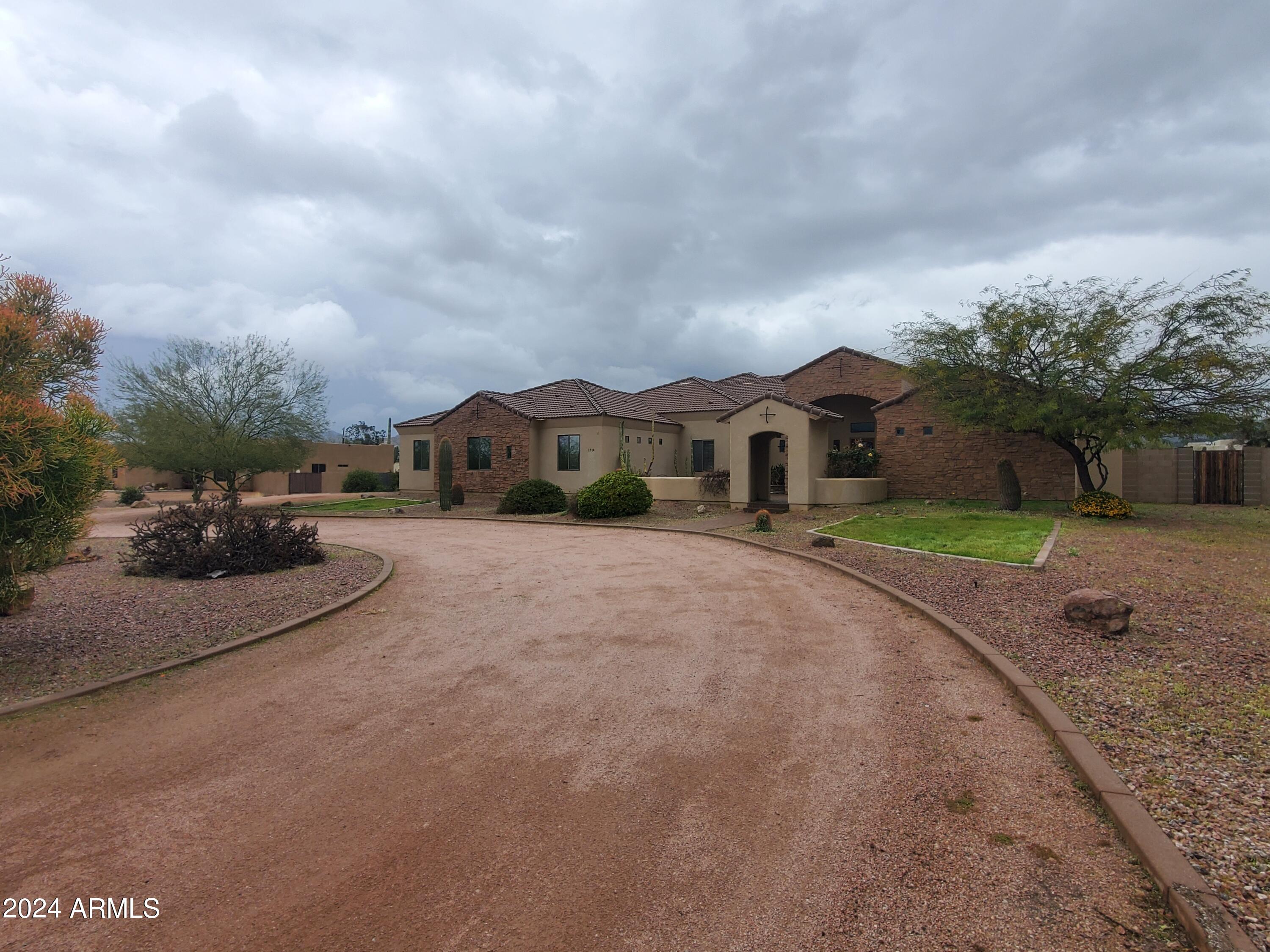 1314 E MCKELLIPS Boulevard