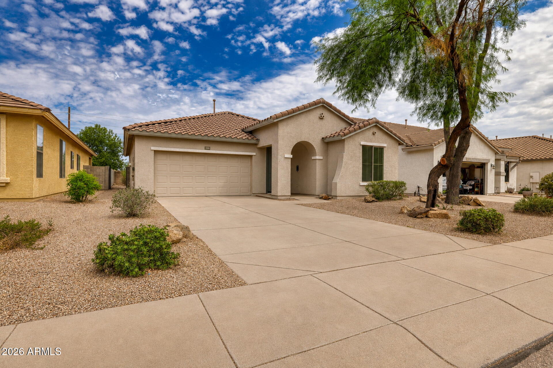 1152 W DESERT HOLLOW Drive
