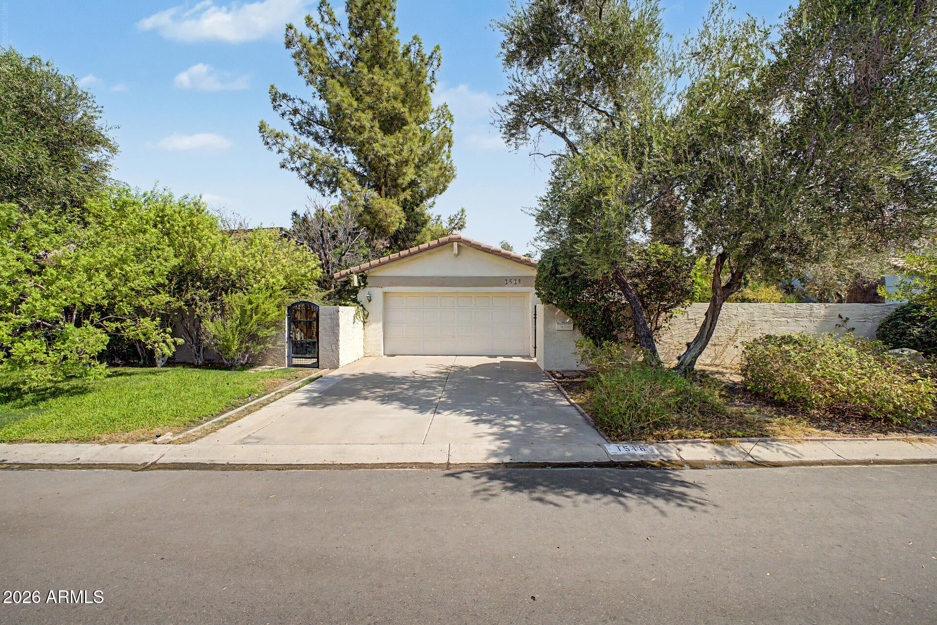 1518 E NORTHSHORE Drive