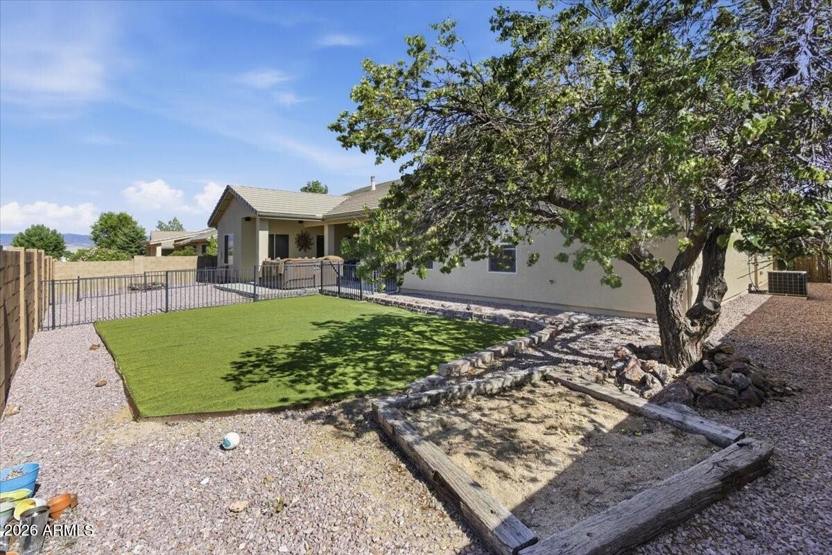 7671 N OUTLOOK Lane