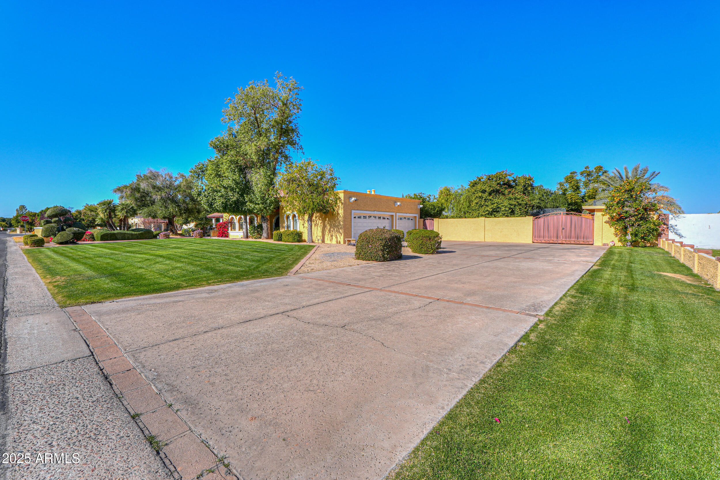 3816 E MINTON Place