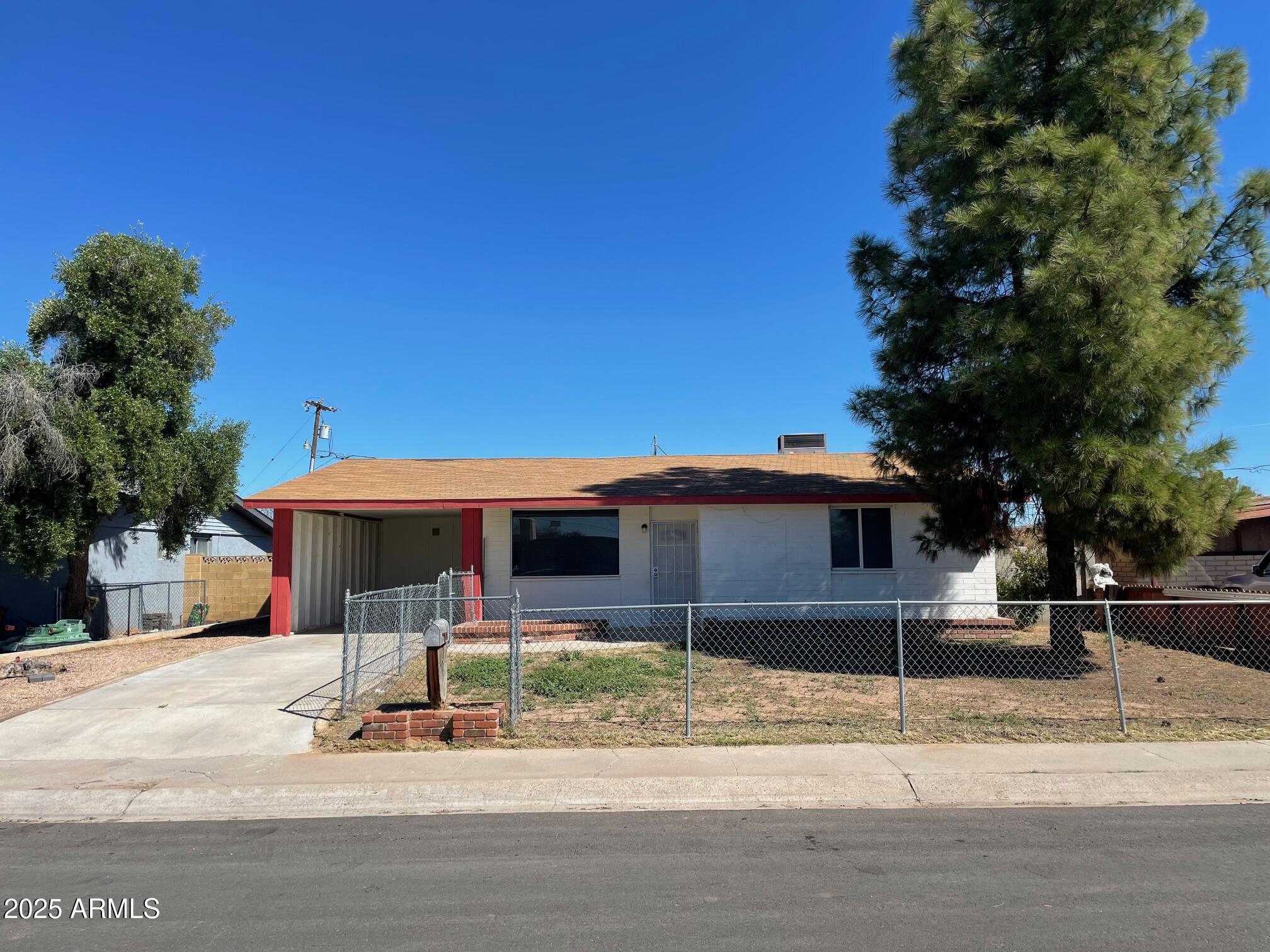 1104 E YUCCA Street