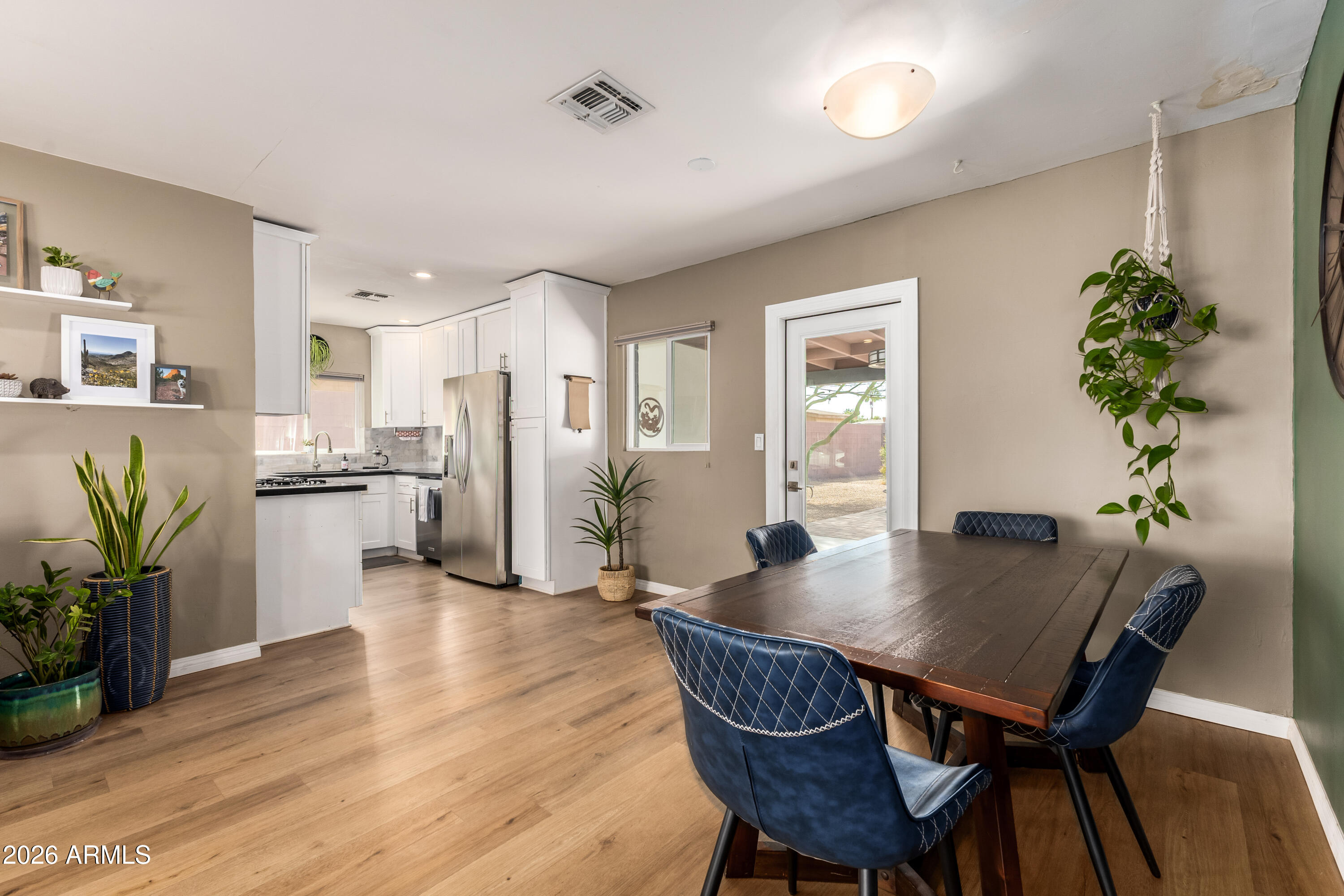 2429 E INDIANOLA Avenue