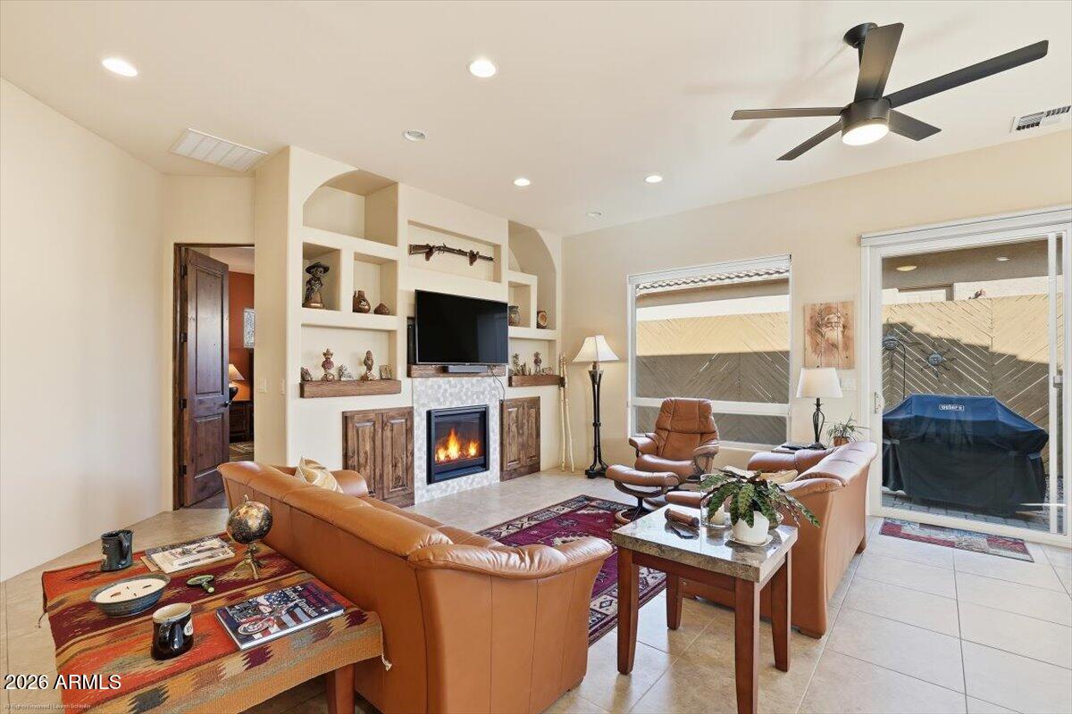 15 YELLOW HAT Circle