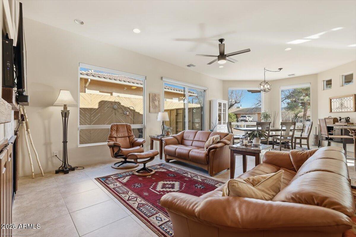 15 YELLOW HAT Circle