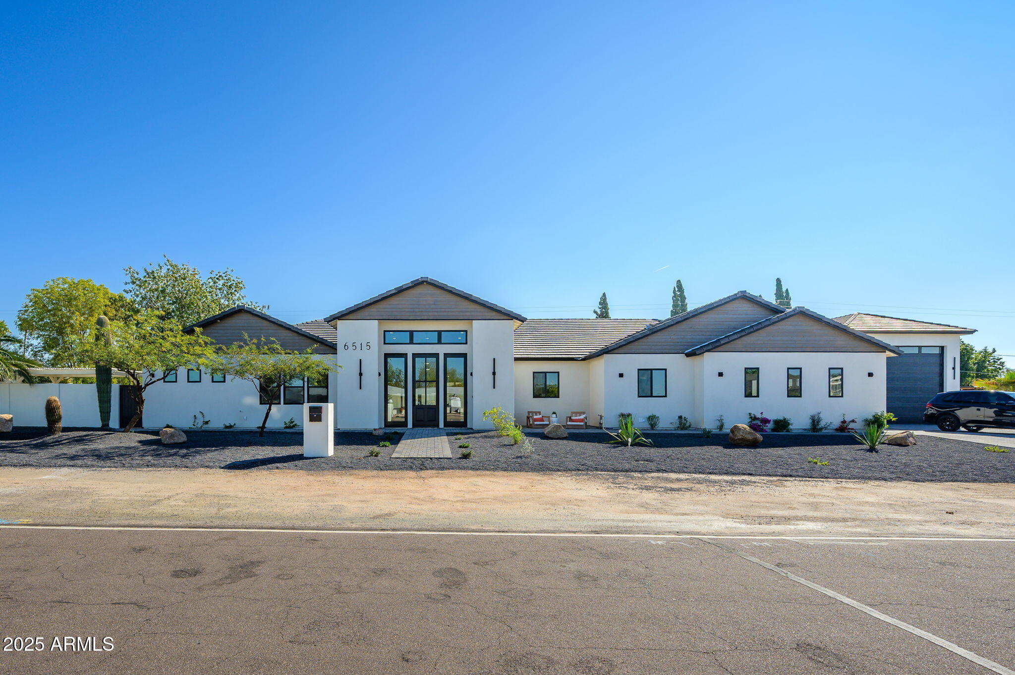 6515 E HOLIDAY Drive