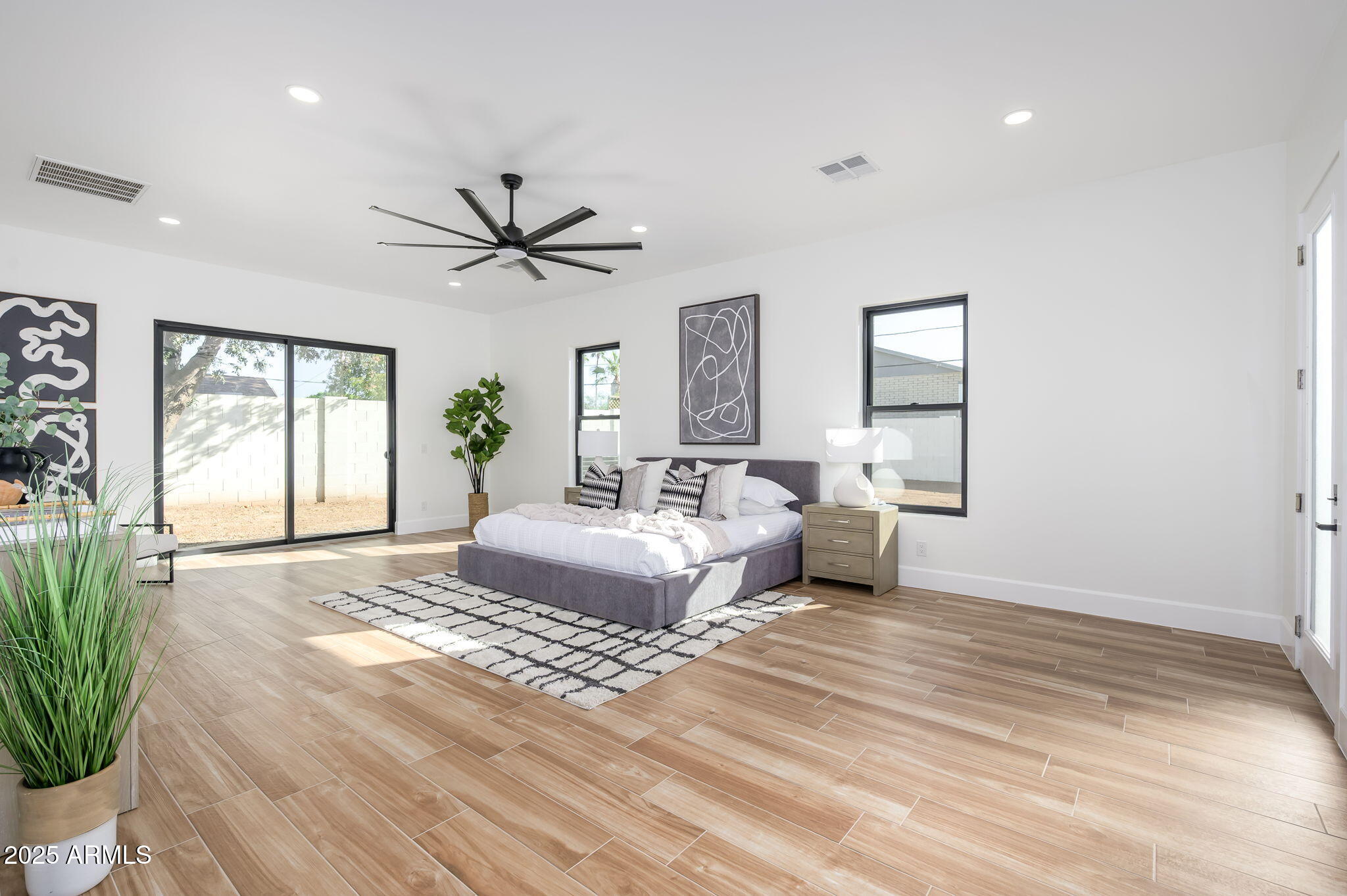 6515 E HOLIDAY Drive