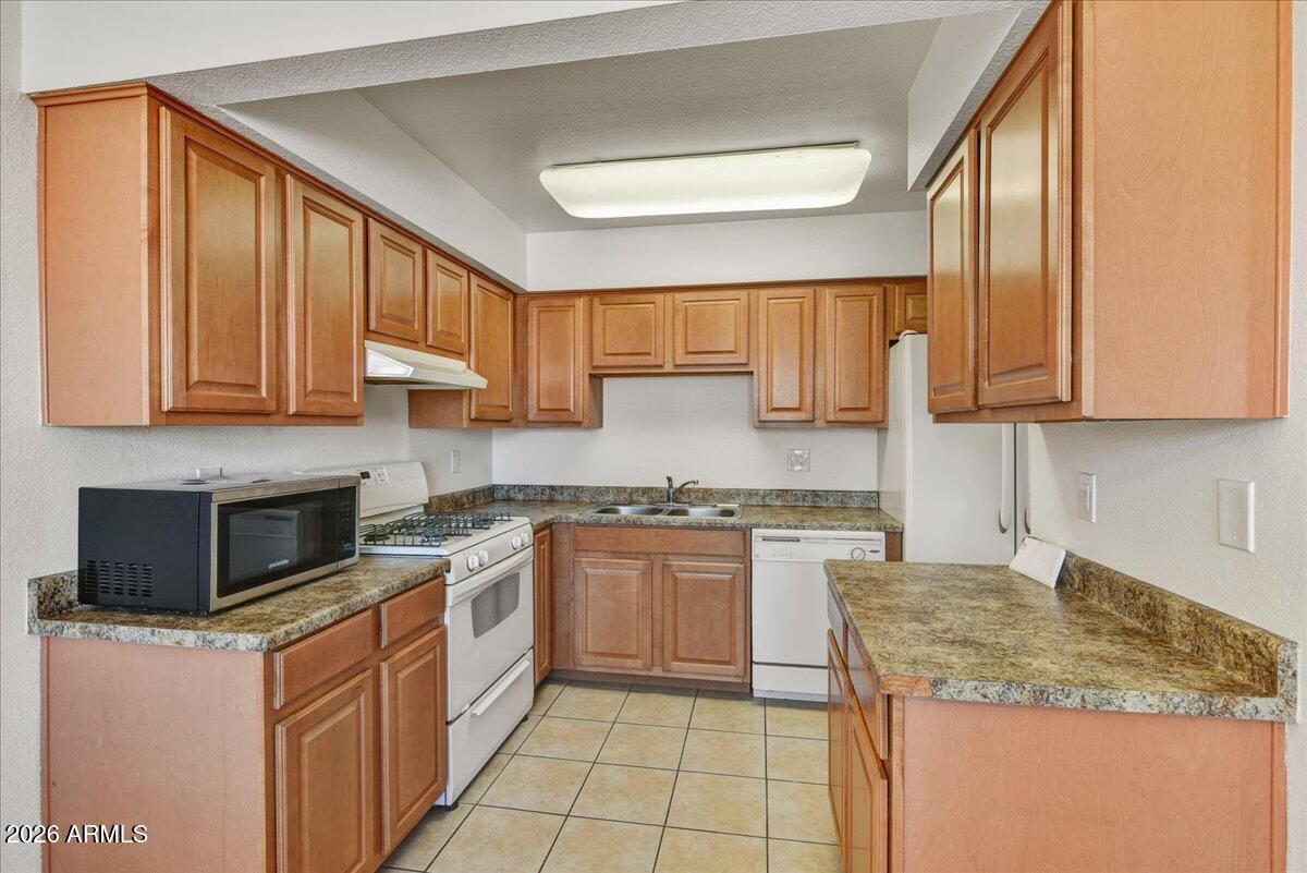 303 N MILLER Road N 2002