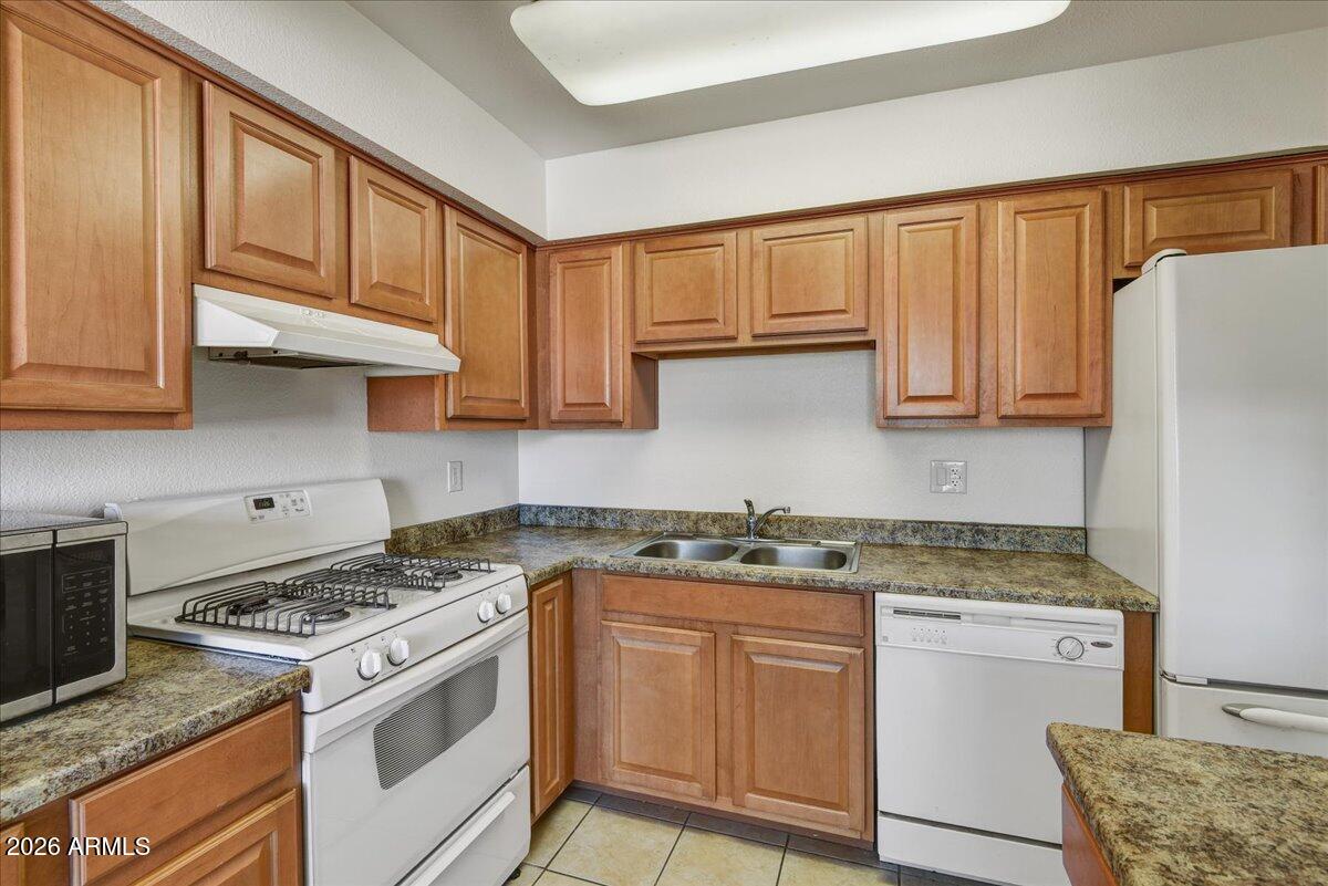 303 N MILLER Road N 2002