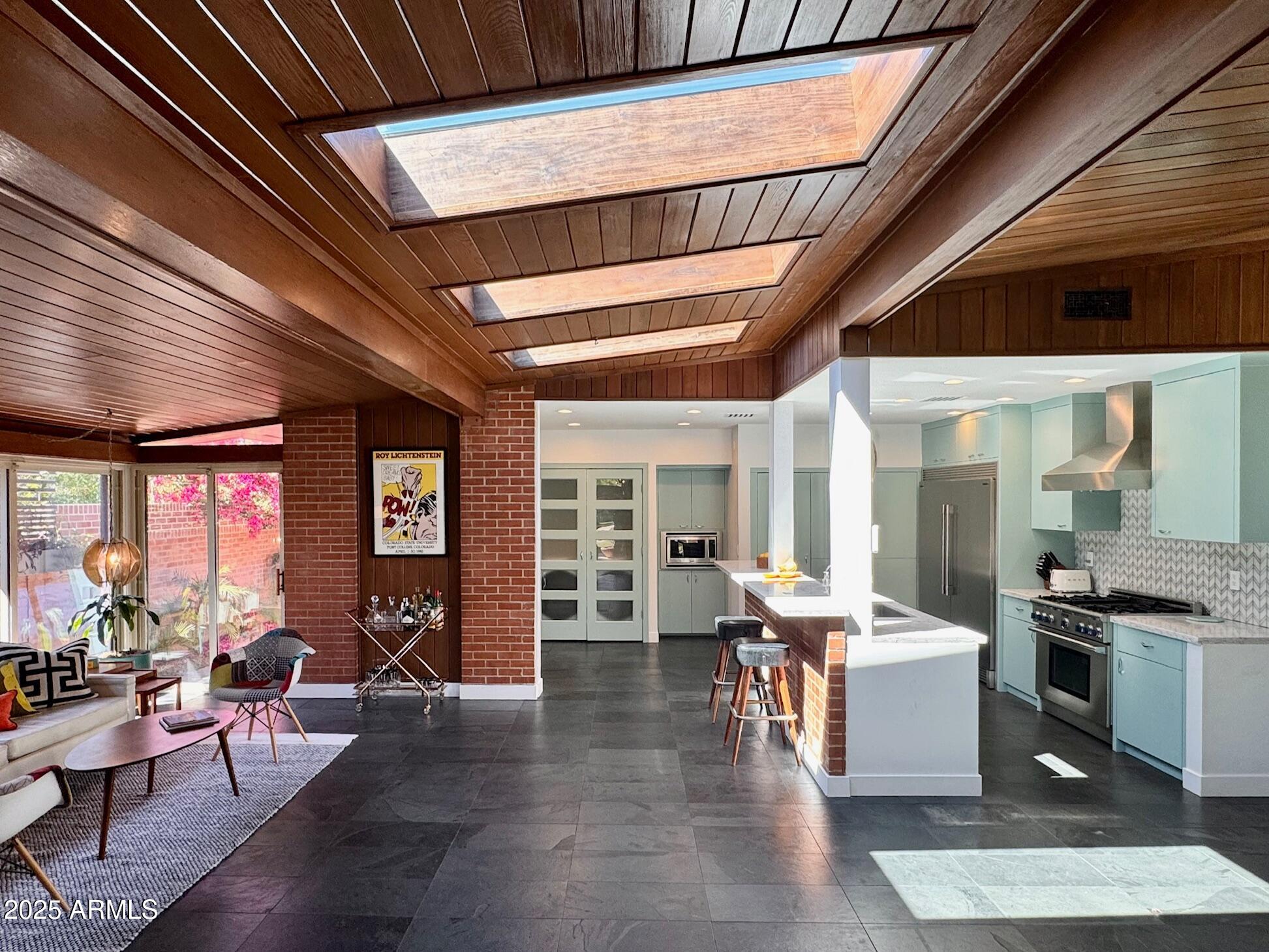 712 W VERNON Avenue