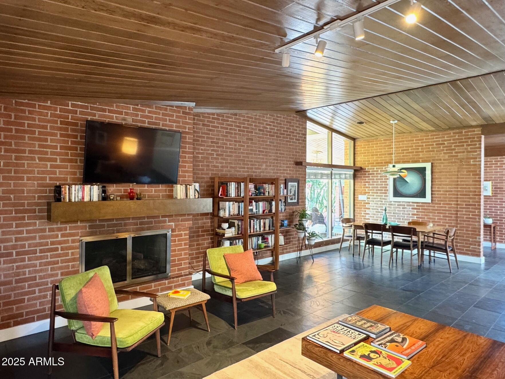 712 W VERNON Avenue