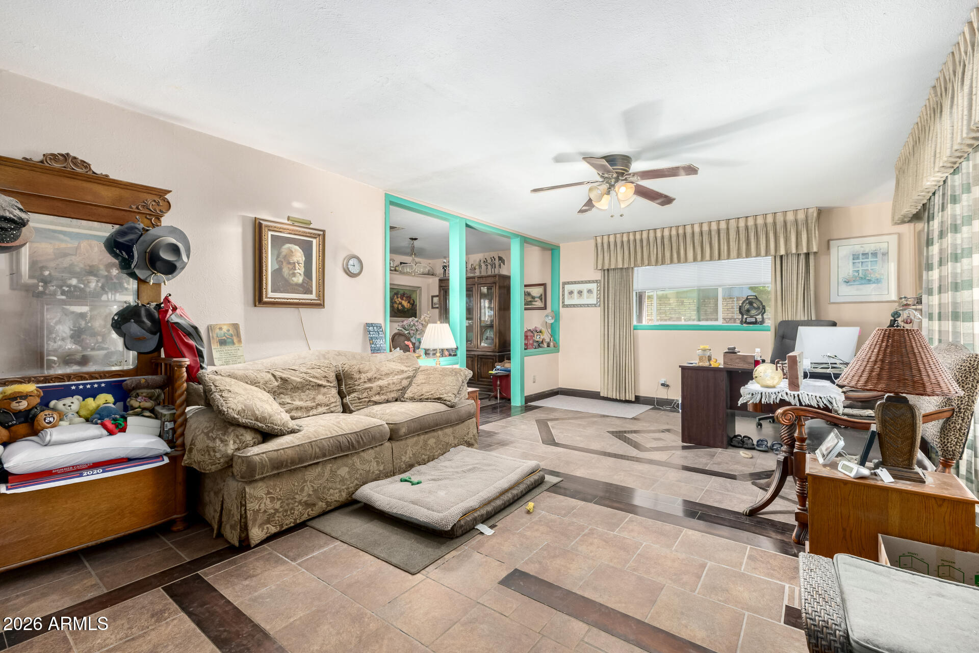 2250 W AUGUSTA Avenue