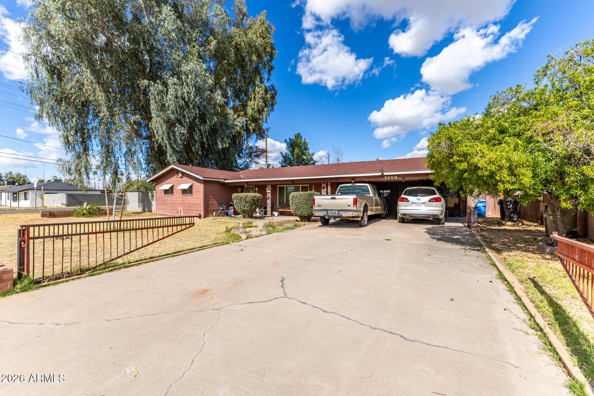 2250 W AUGUSTA Avenue