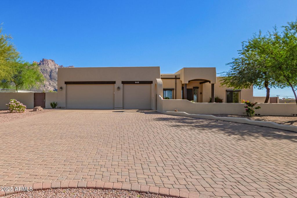 Photo of 945 N Mountain View Road, Apache Junction, AZ 85119 (MLS # 6946051)
